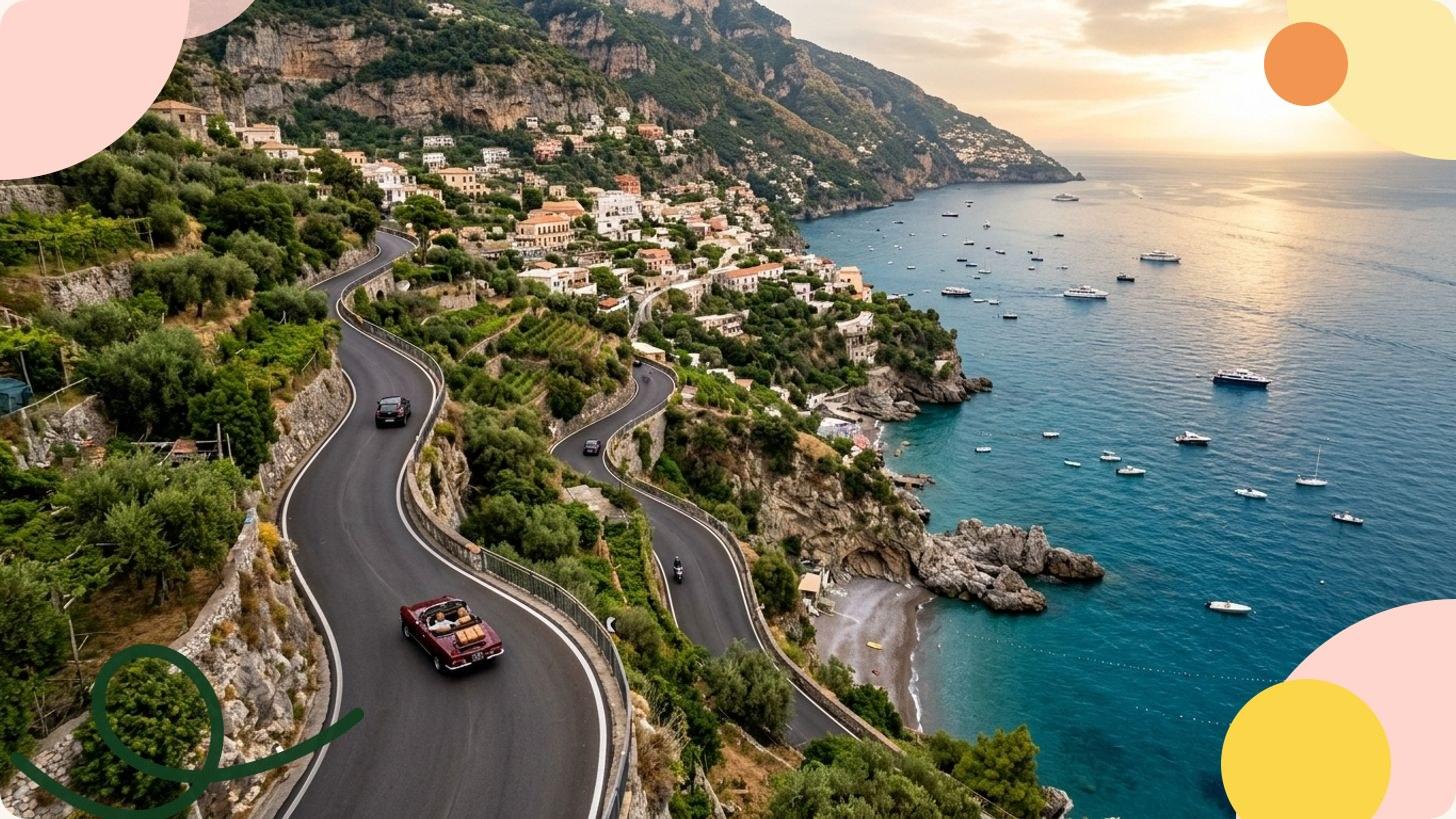 Kurvenreiche Küstenstraße mit Blick auf das Mittelmeer und bunte Dörfer an steilen Felsen in Italien