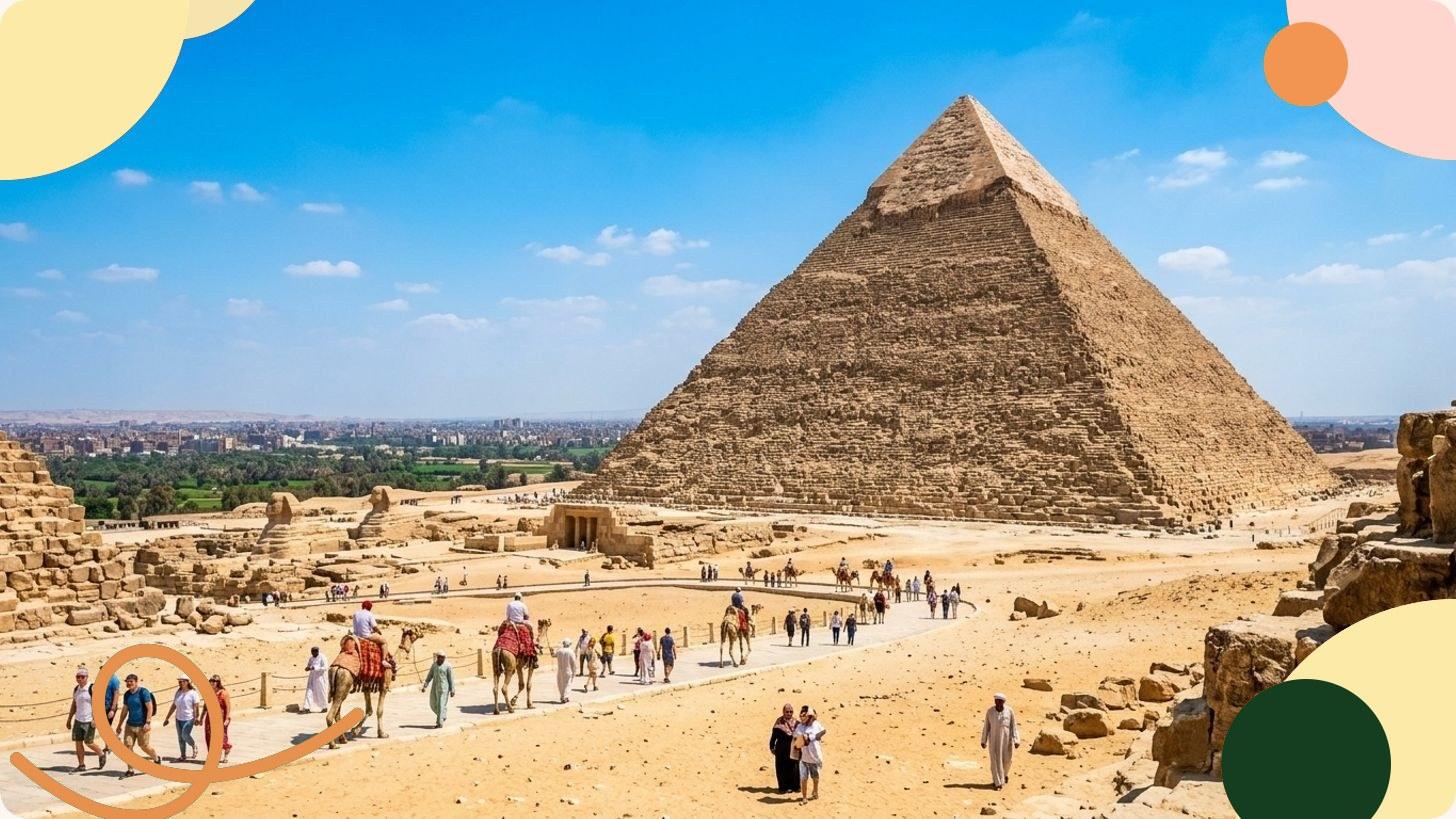 Vista delle piramidi di Giza nel deserto egiziano sotto un cielo azzurro, simbolo delle meraviglie del mondo antico
