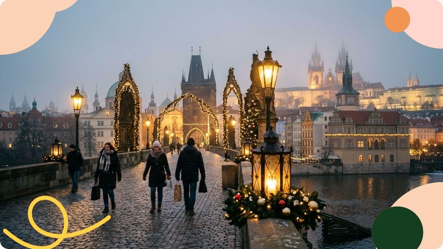 Vue nocturne d'une rue européenne illuminée de guirlandes et de décorations lumineuses de Noël dorées
