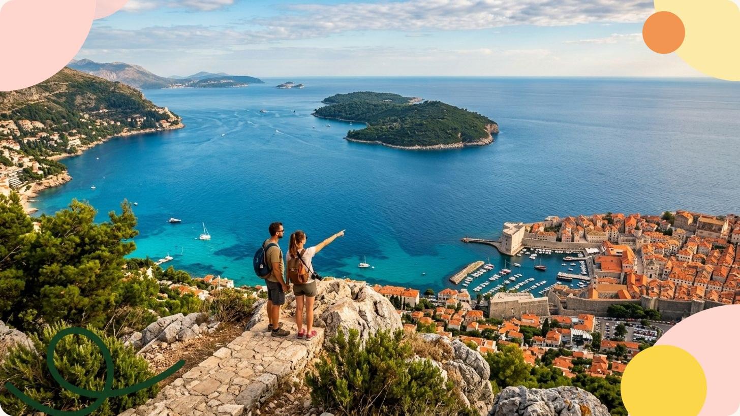 Vue aérienne de Dubrovnik avec ses remparts médiévaux, son port de plaisance et la mer Adriatique