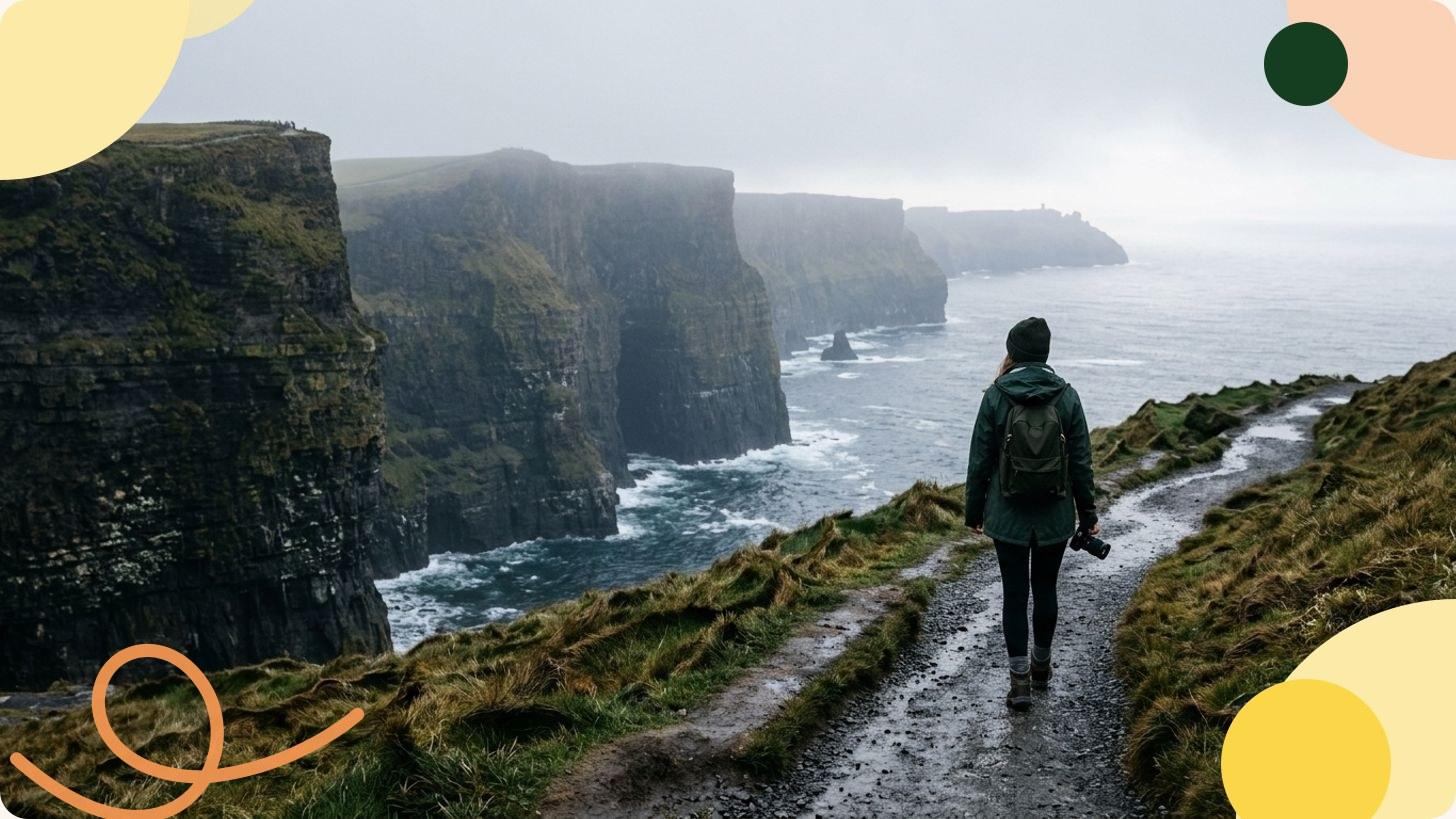 Falaises verdoyantes de la côte irlandaise surplombant l'océan Atlantique sous un ciel nuageux