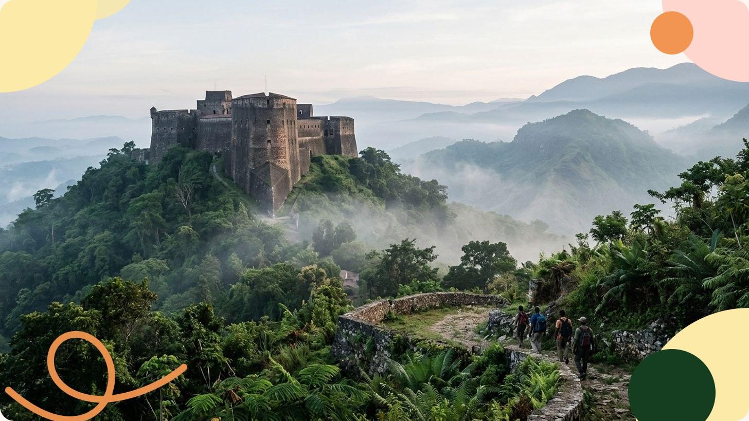 Forteresse historique haïtienne perchée sur un piton rocheux entouré de végétation tropicale dense sous un ciel dégagé