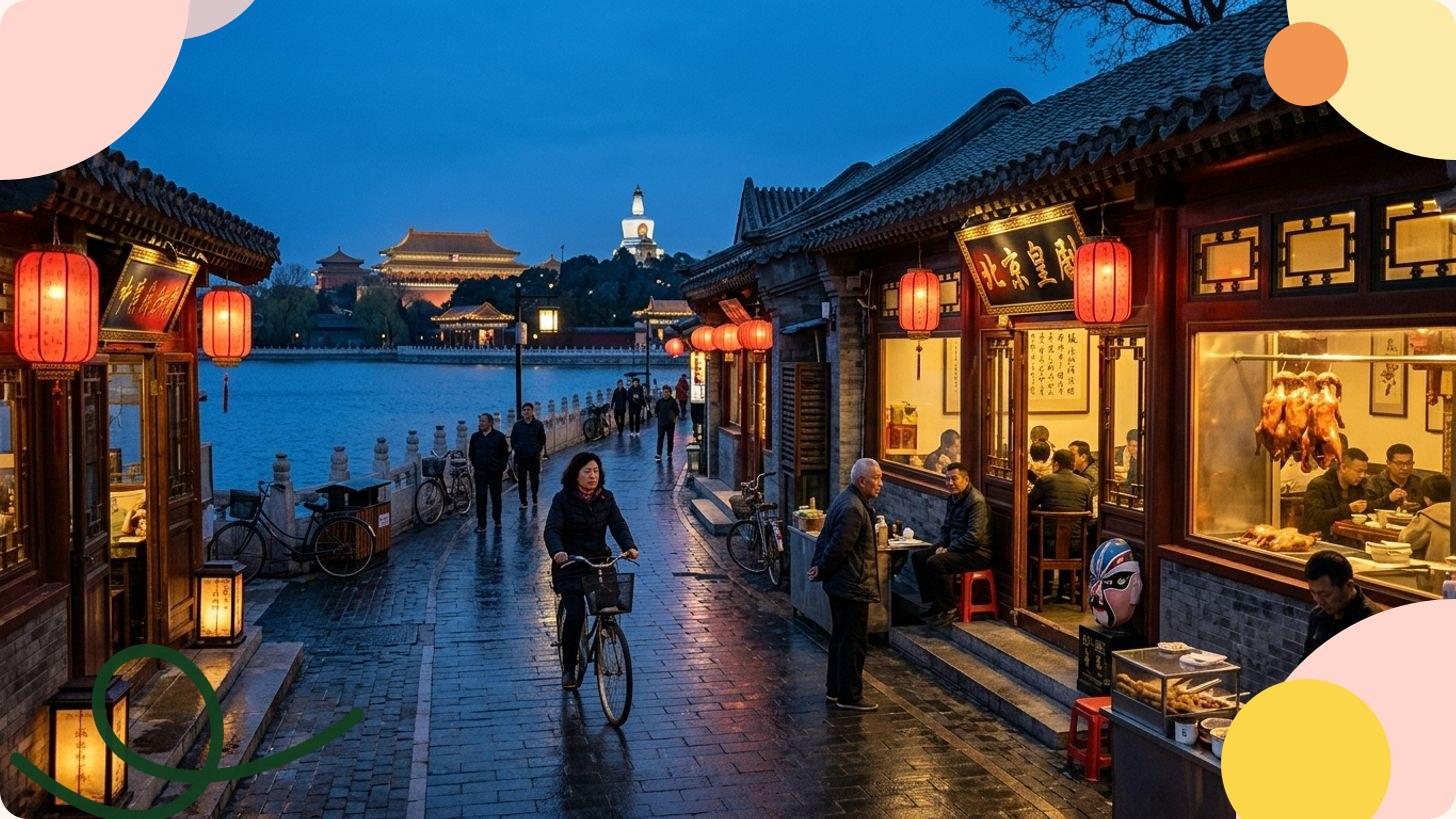 Ruelle de hutong pékinois avec lanternes rouges et architecture résidentielle traditionnelle