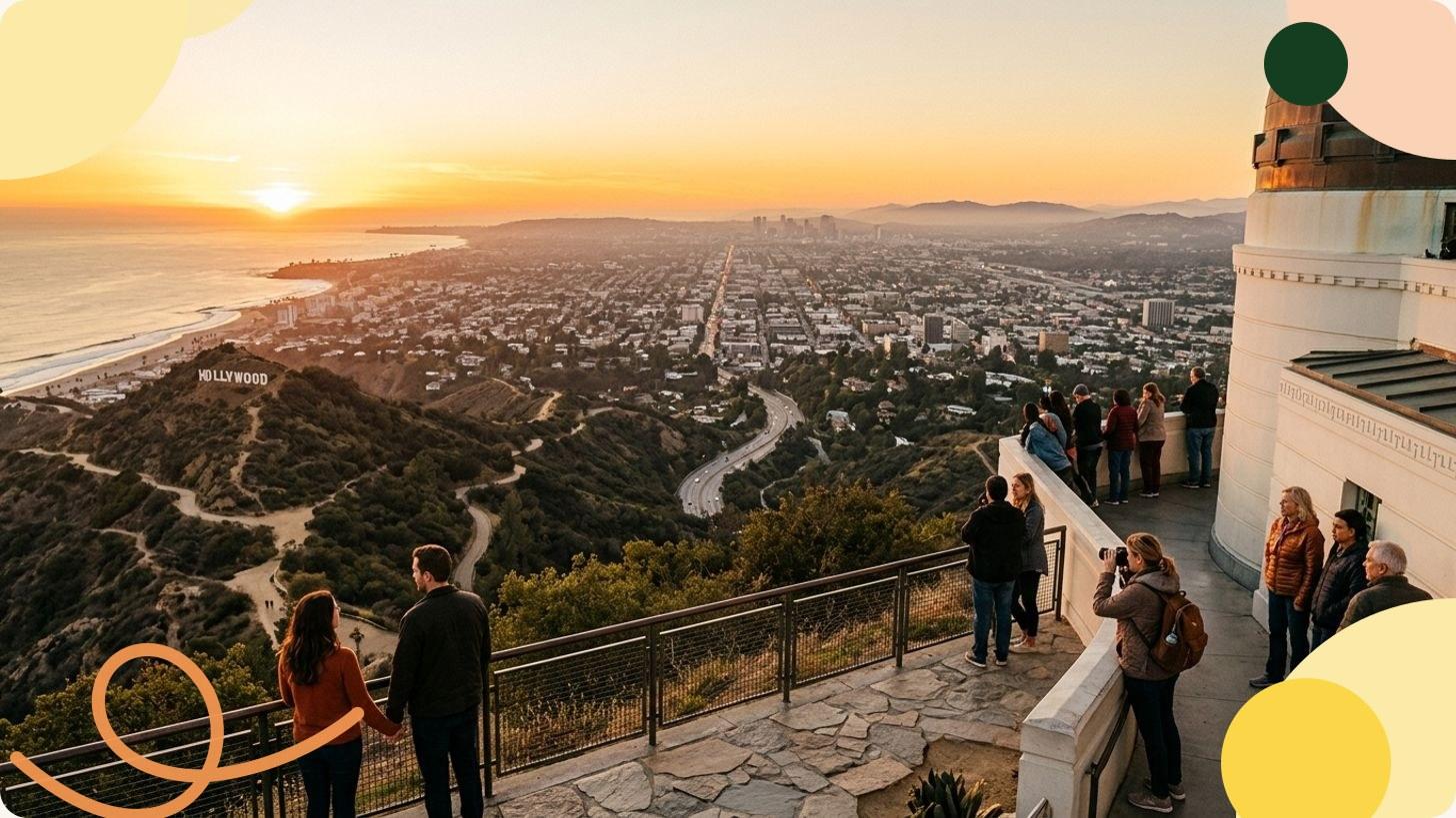Panorama de los rascacielos de Los Ángeles iluminados al atardecer desde las colinas de la ciudad