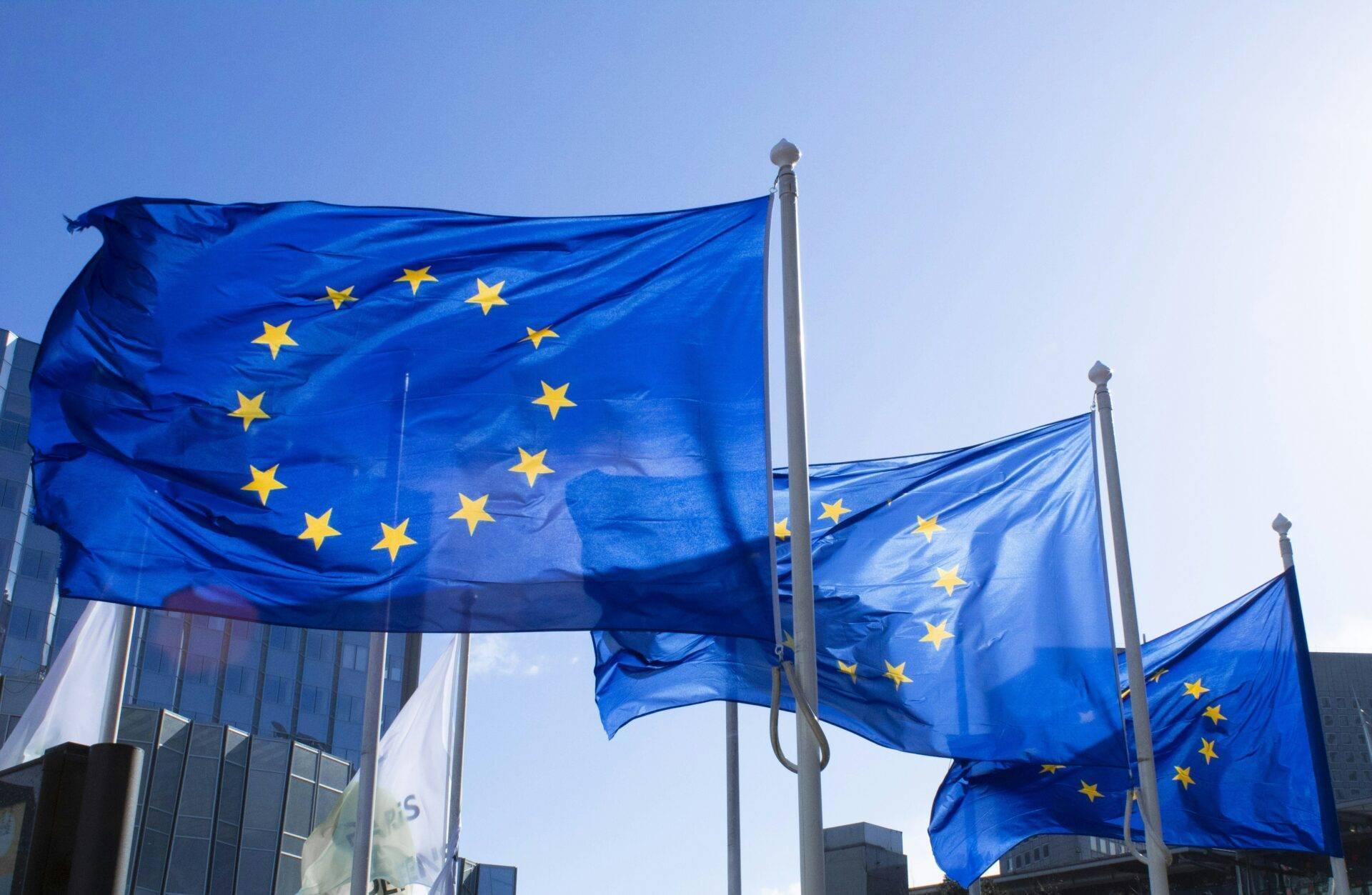 Aufgeschlagener Reisepass mit Reiseversicherungsbescheinigung für einen Schengen-Visumantrag