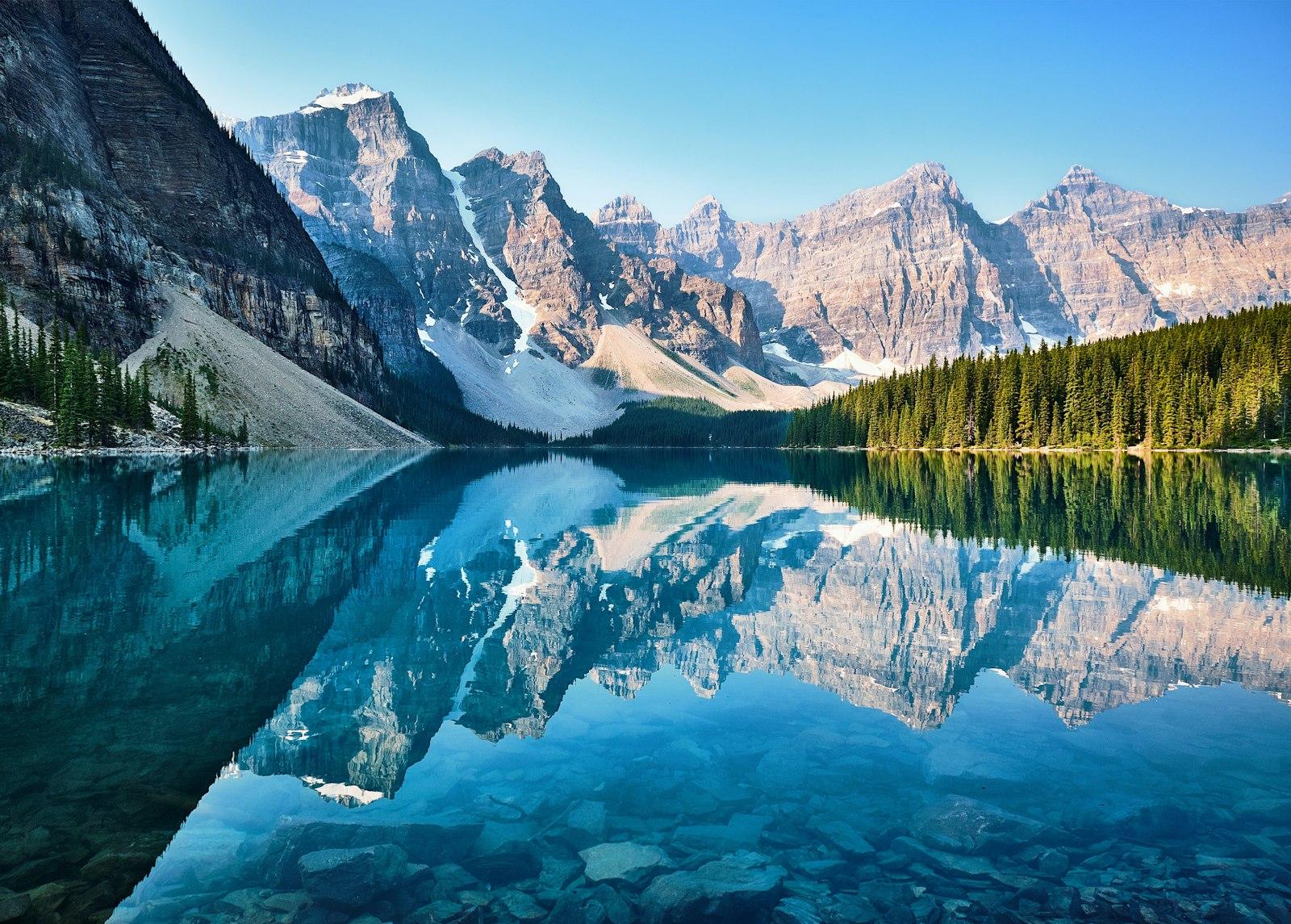 Lago turquesa rodeado de montañas en las Rocosas canadienses