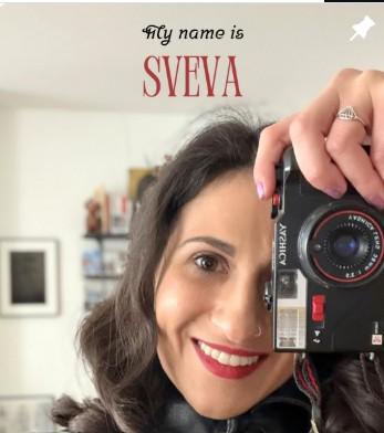 Sveva de Svevathexplorer en voyage, carnet ouvert sur un paysage inconnu