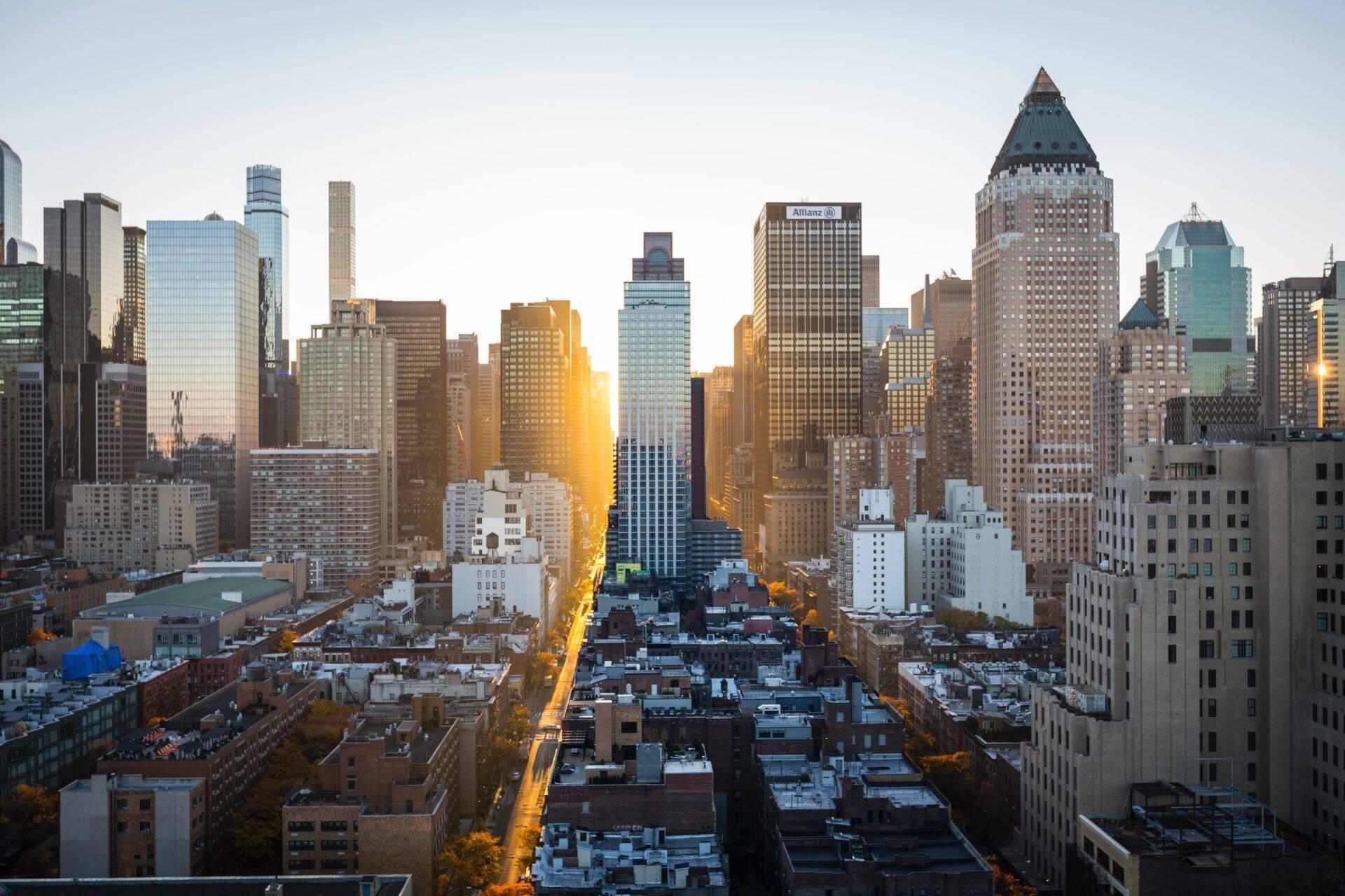 Gratte-ciel américains vus depuis la rue, ambiance voyage aux États-Unis