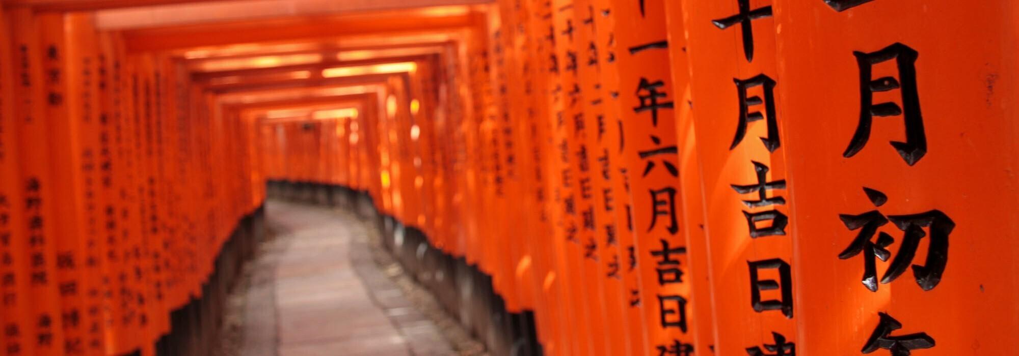 Torii rouge au bord de l'eau au Japon sous un ciel dégagé