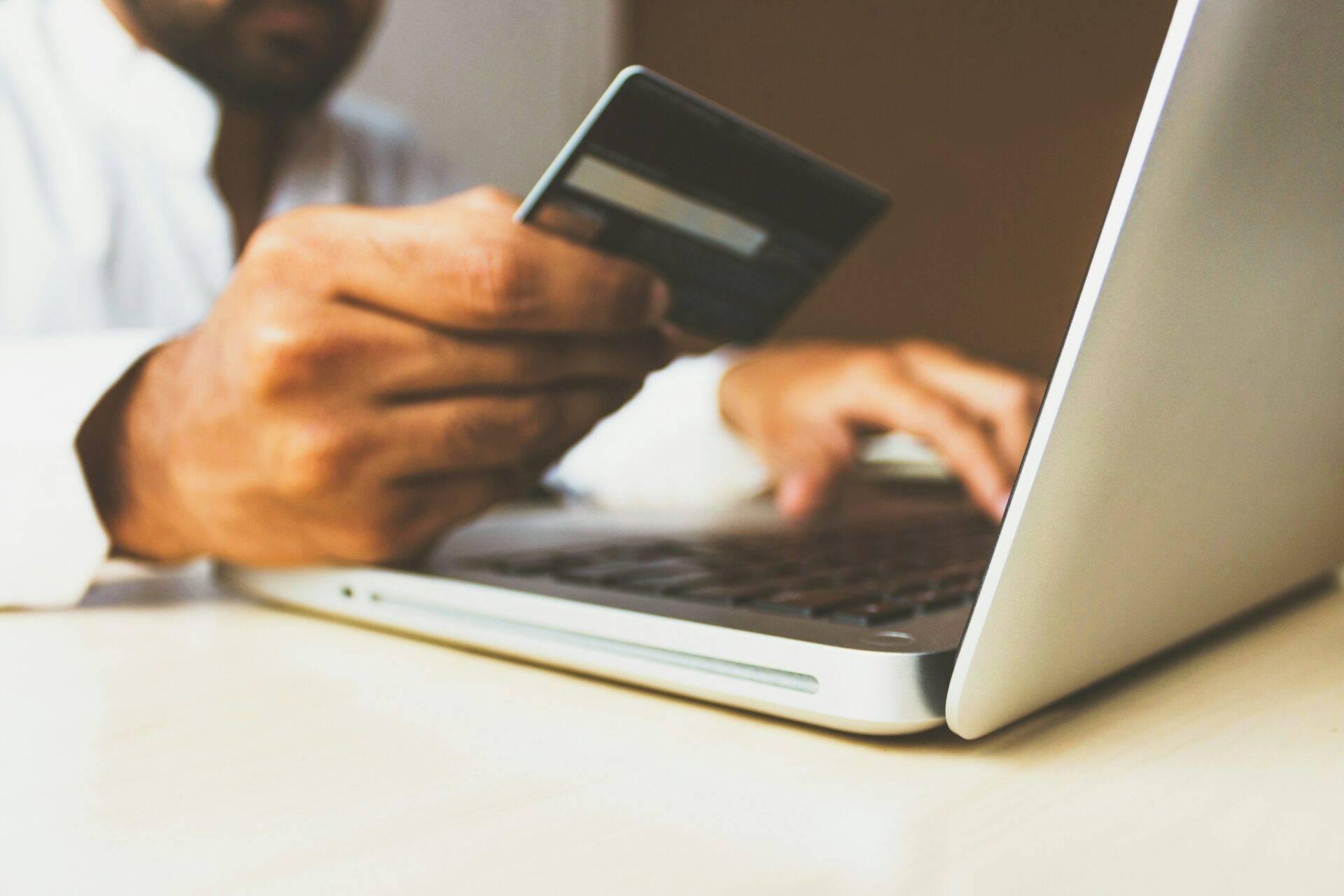 Visa-Premier-Bankkarte und Reisepass auf einer Weltkarte mit Flugtickets, Symbol der integrierten Reiseversicherung der Premium-Bankkarte