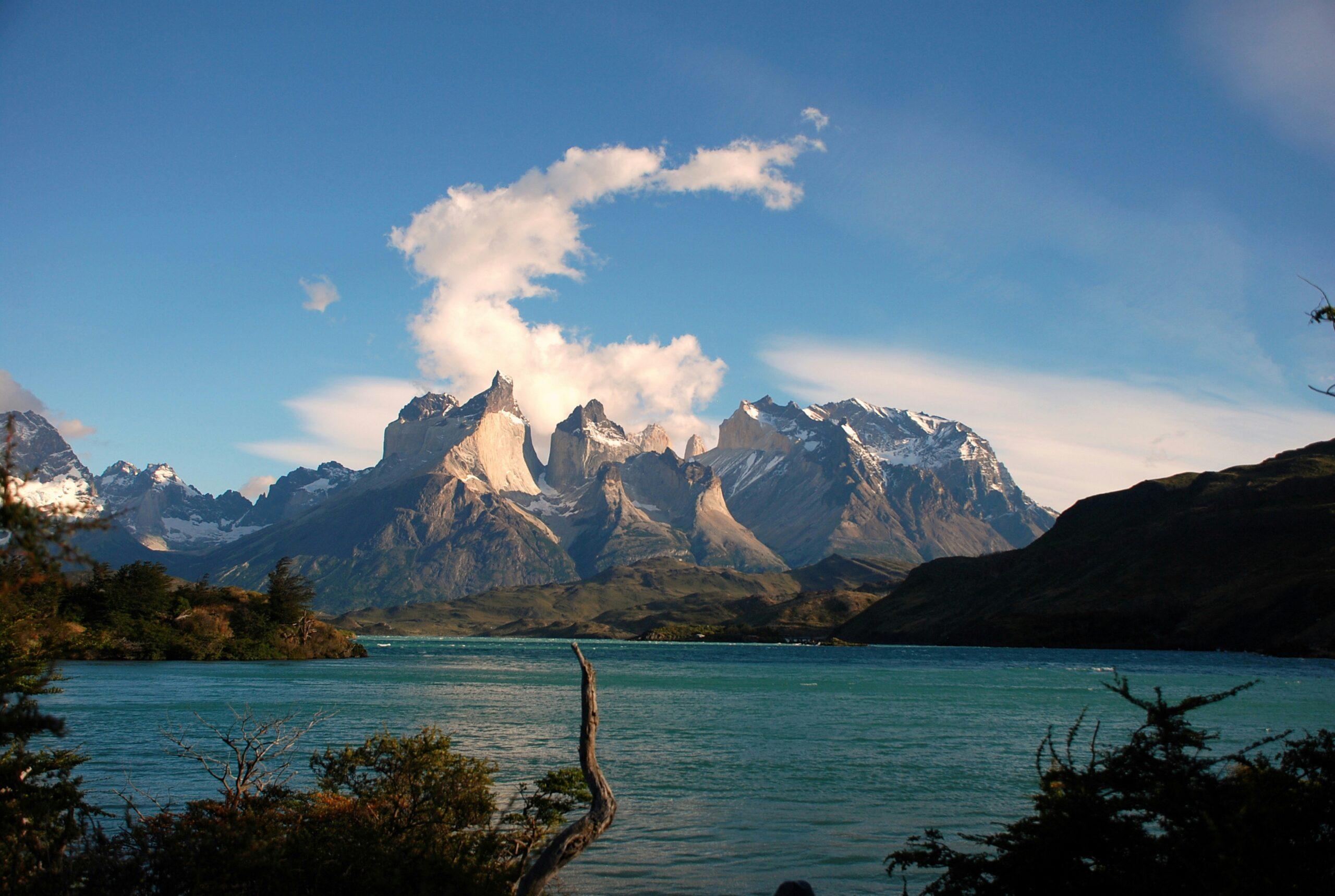 Sentier du Trek W avec vue sur les Torres del Paine et les lacs turquoise, Patagonie chilienne