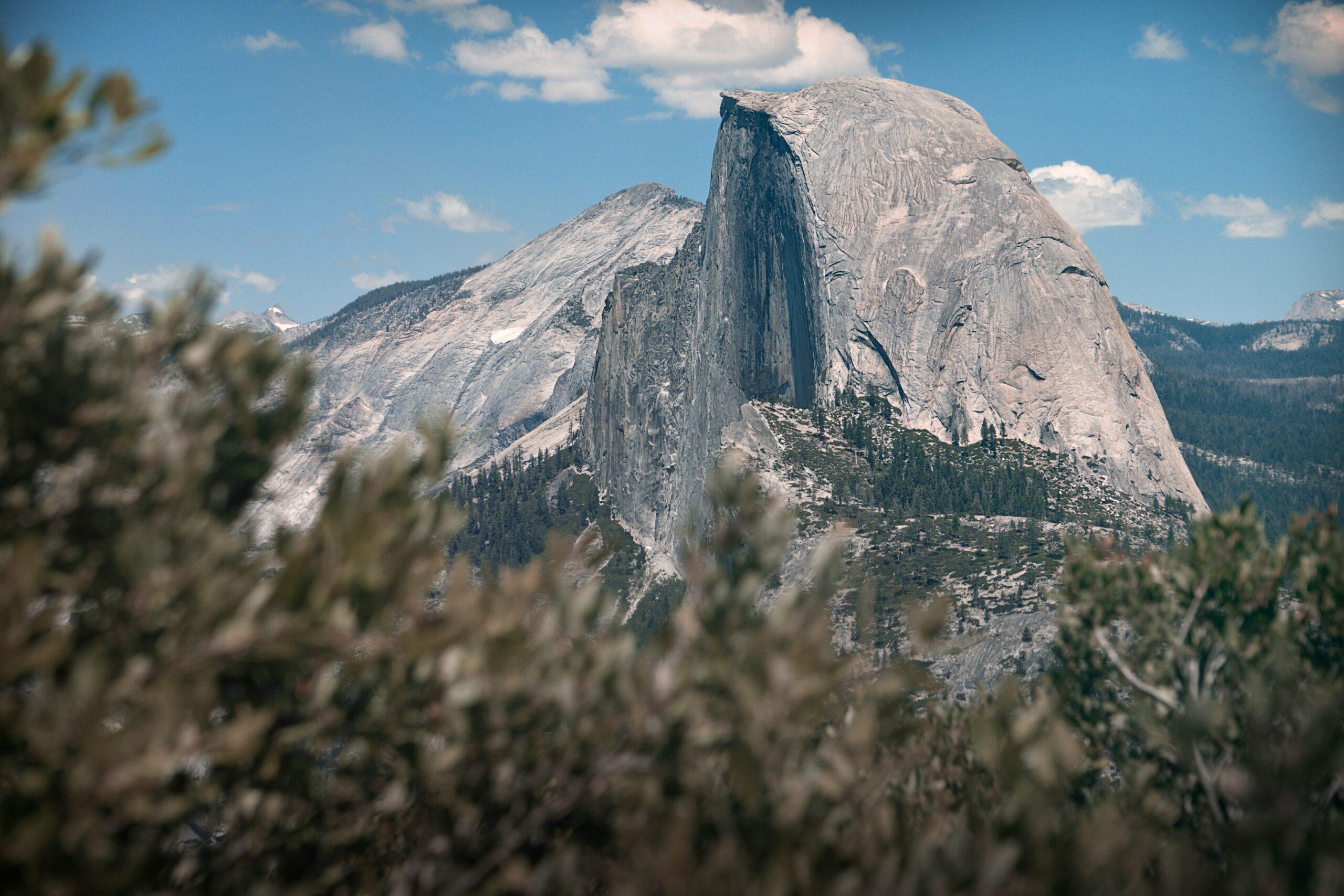 El Capitan, imponente monolito de granito del Valle de Yosemite en California, bajo un cielo azul