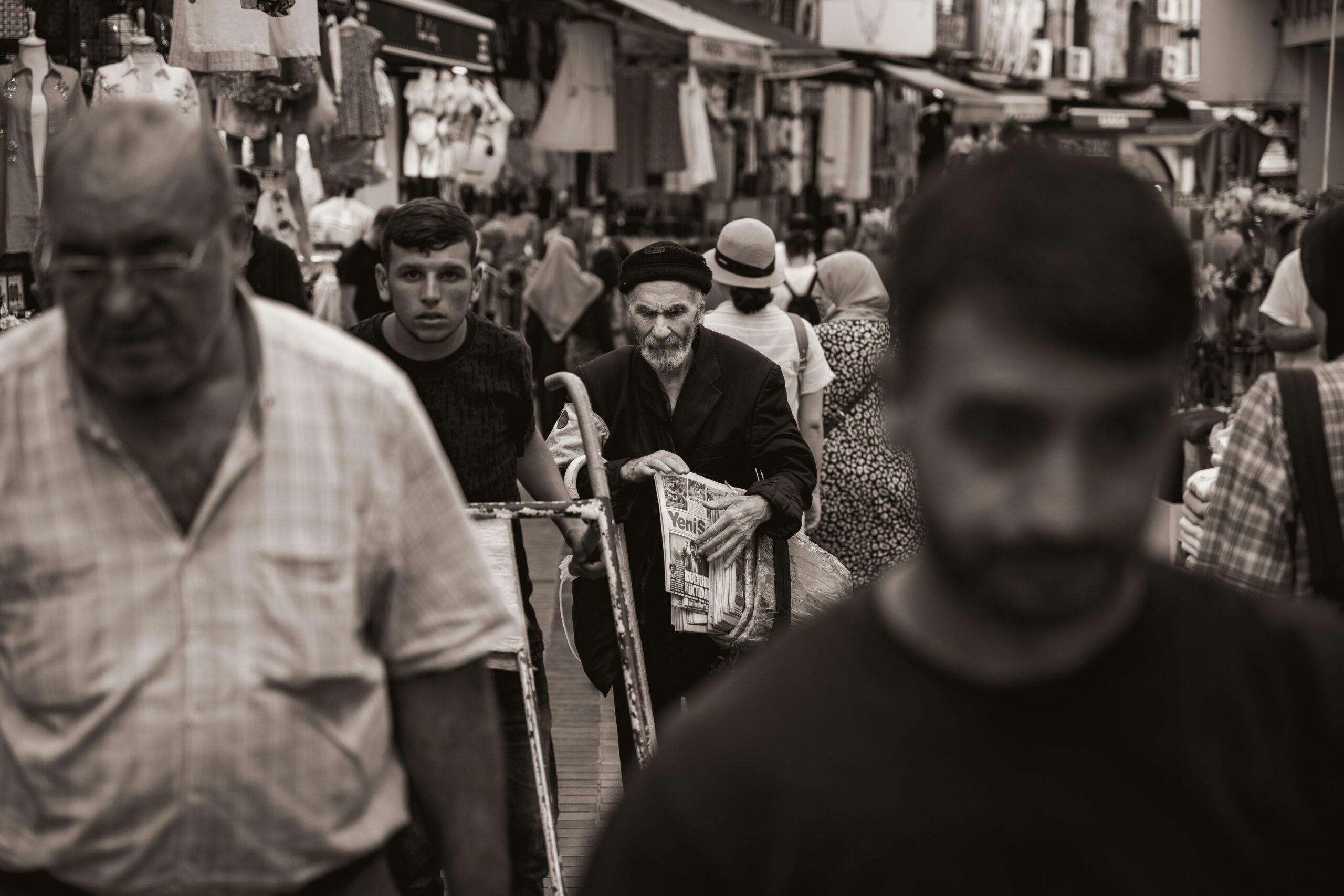 Überdachte Gassen des Großen Basars in Istanbul mit Laternen, Teppichen und osmanischem Schmuck