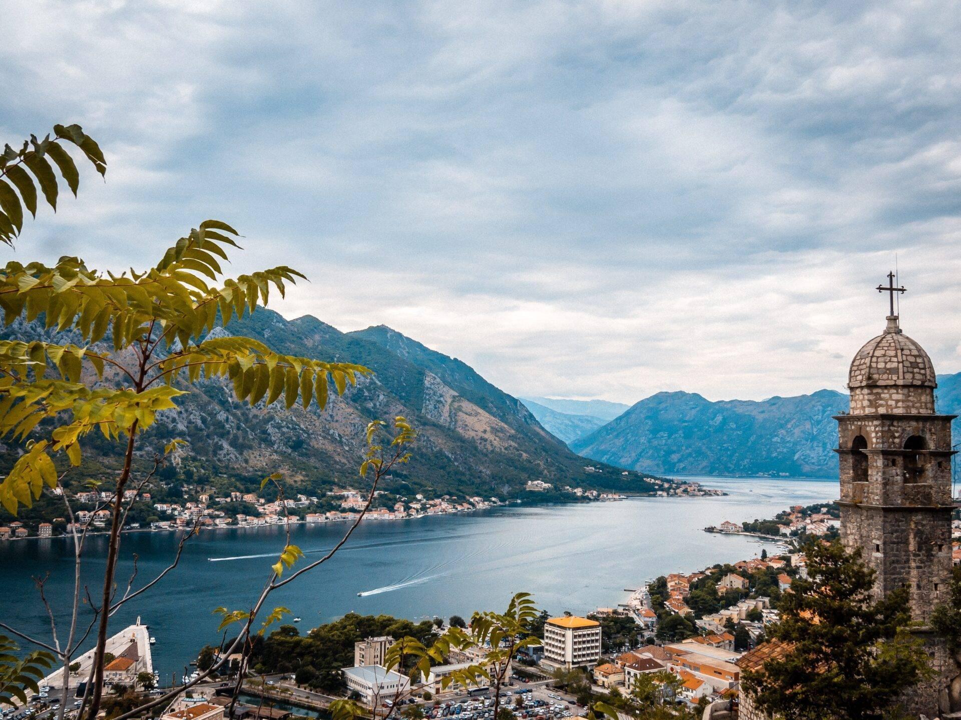 Baie de Kotor depuis les hauteurs avec les remparts vénitiens et les montagnes du Monténégro