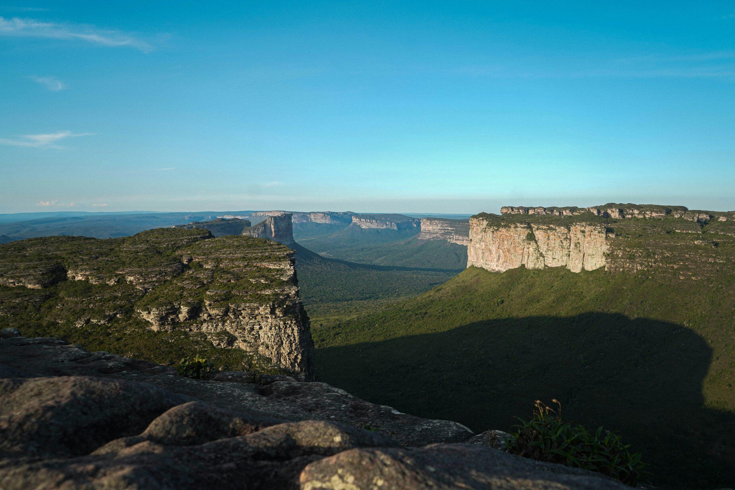 Cascade de la Fumaça plongeant de 380 mètres dans le canyon de la Chapada Diamantina dans l’État de Bahia, Brésil