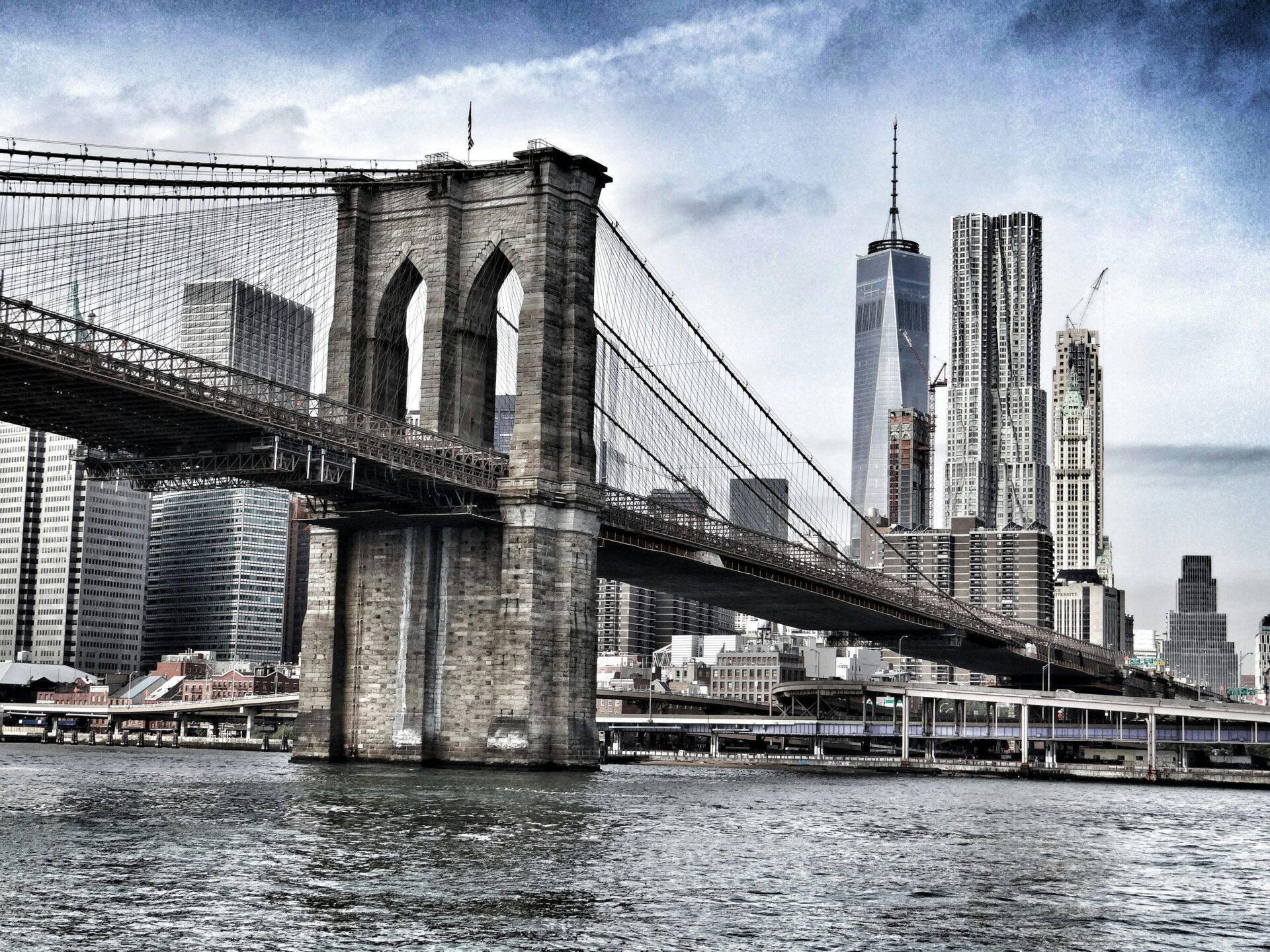Vue du pont de Brooklyn avec ses arches gothiques caractéristiques et la skyline de Manhattan en arrière-plan