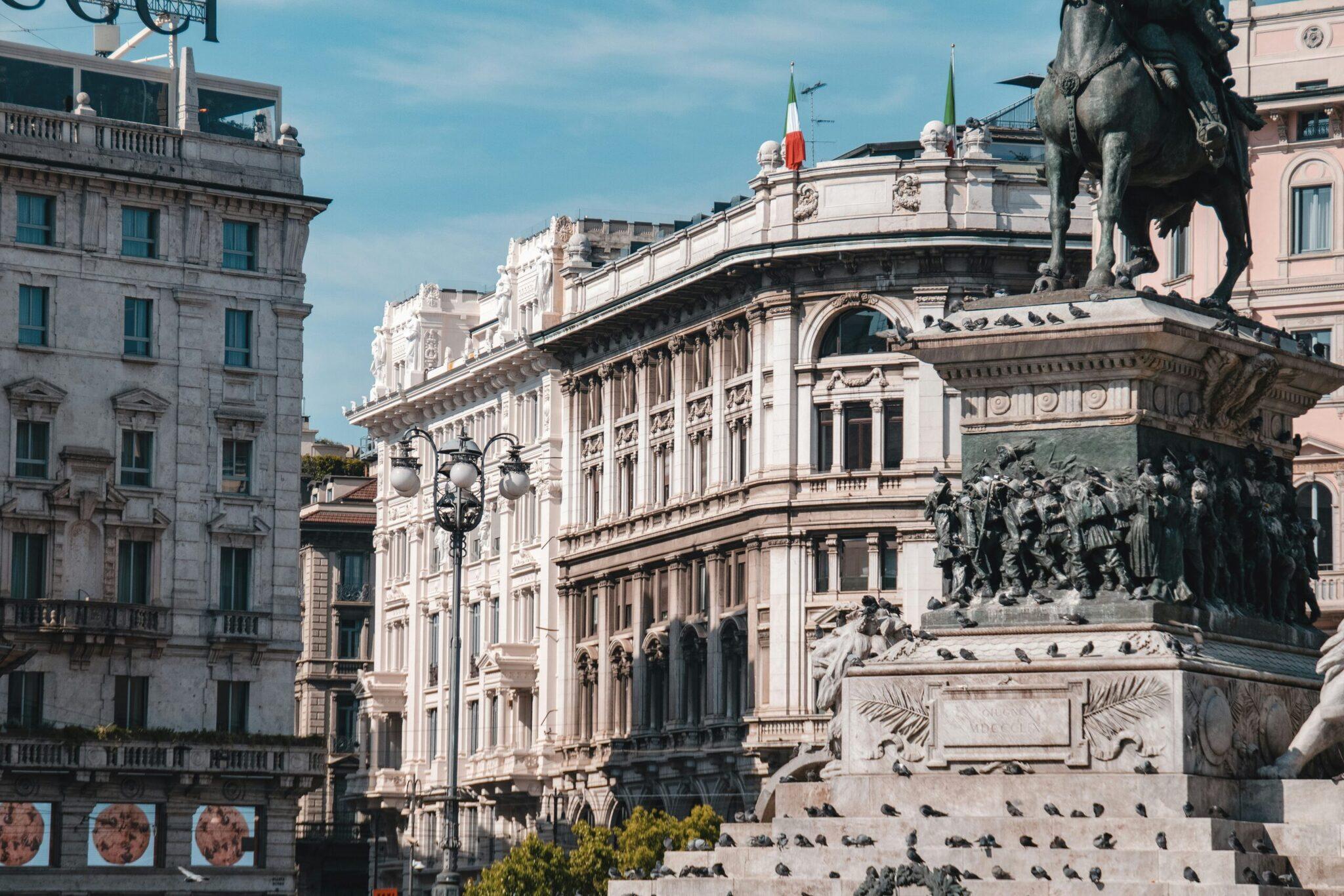 Ein europäischer Platz mit einem monumentalen Reiterstandbild, historischen Steingebäuden und klassischer Architektur