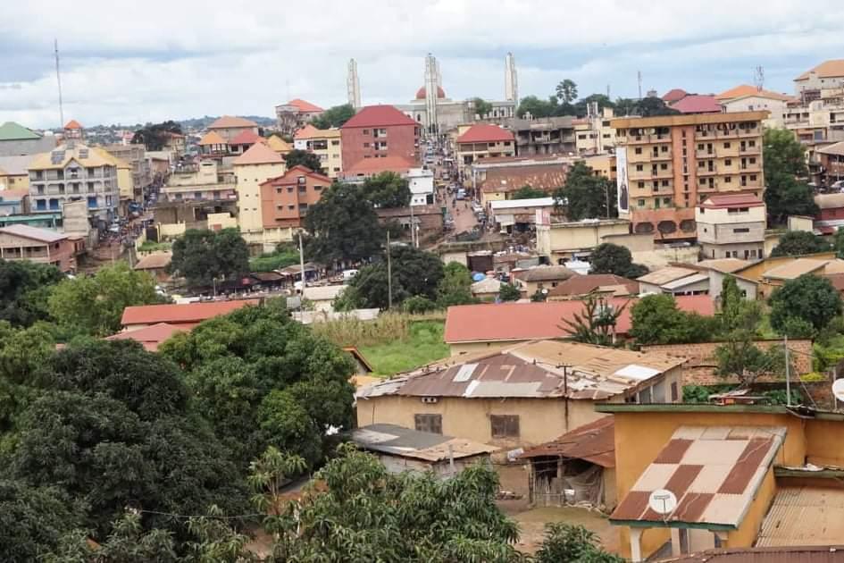 Vista panoramica di una città africana con edifici colorati dai tetti rossi e una cattedrale al centro