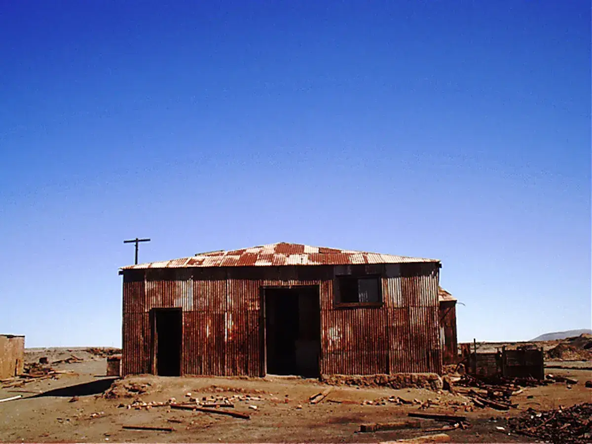 Una capilla abandonada de chapa oxidada en un paisaje desértico árido de Chile