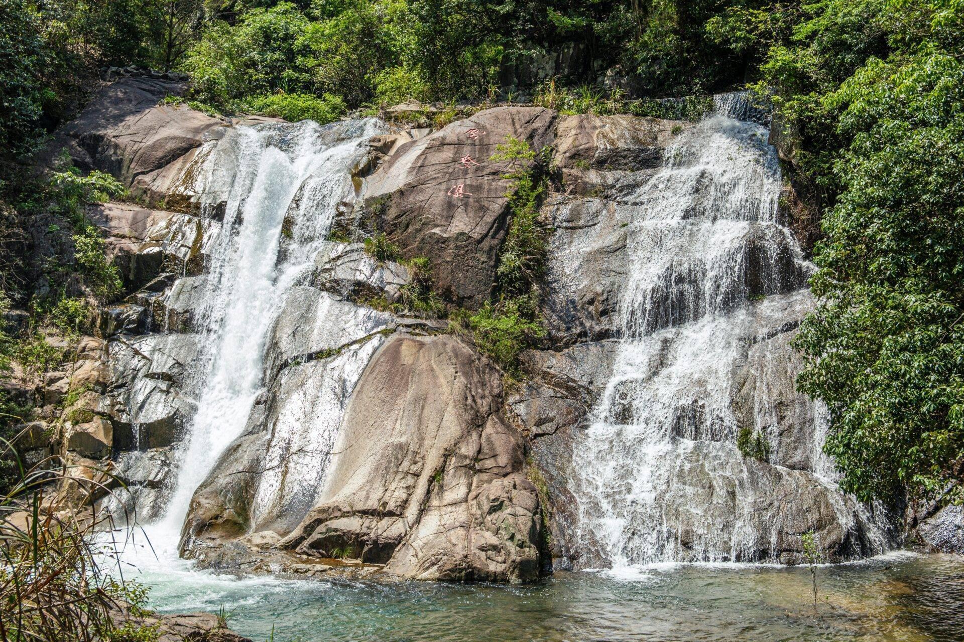 Cascadas de agua cristalina sobre rocas cubiertas de musgo en una densa selva tropical