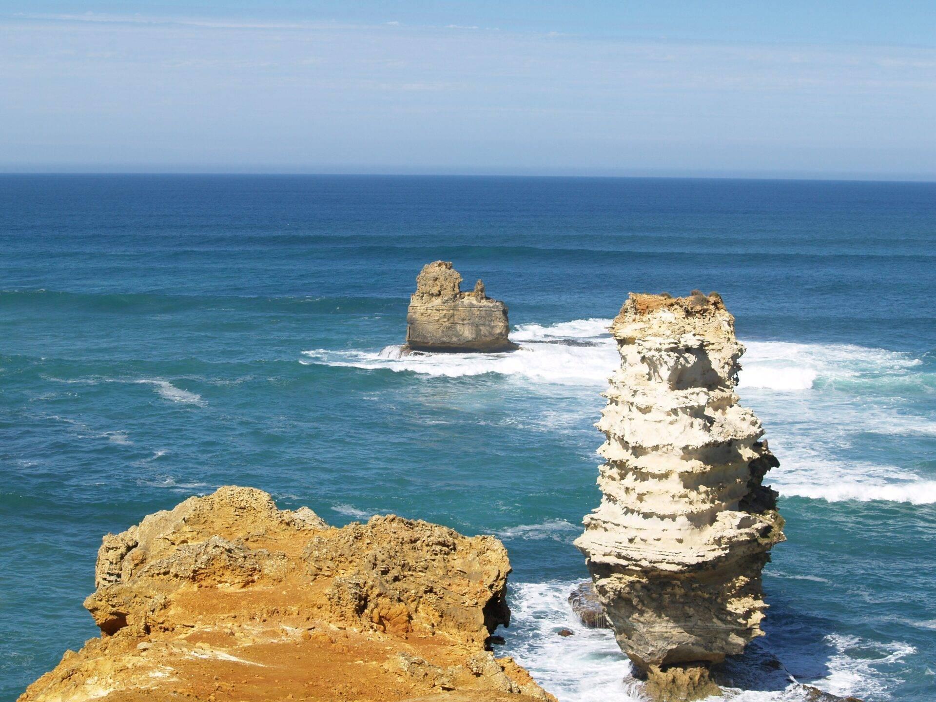 Spettacolari formazioni rocciose che emergono dall’oceano blu con onde bianche, costa australiana selvaggia