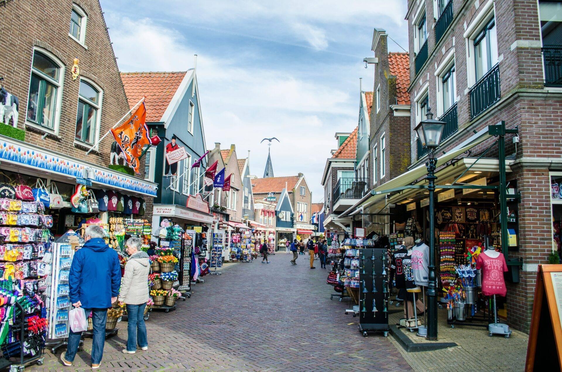 Typische niederländische Einkaufsstraße mit Souvenirläden, traditionellen Häusern mit orangen Dächern und flämischer Architektur