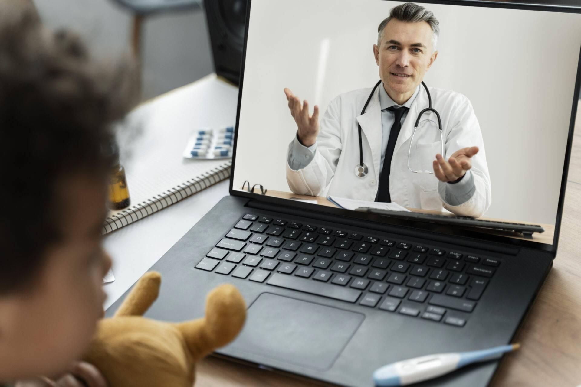 Arzt bei 24-Stunden-Telemedizin mit einem reisenden Patienten per Smartphone im Ausland