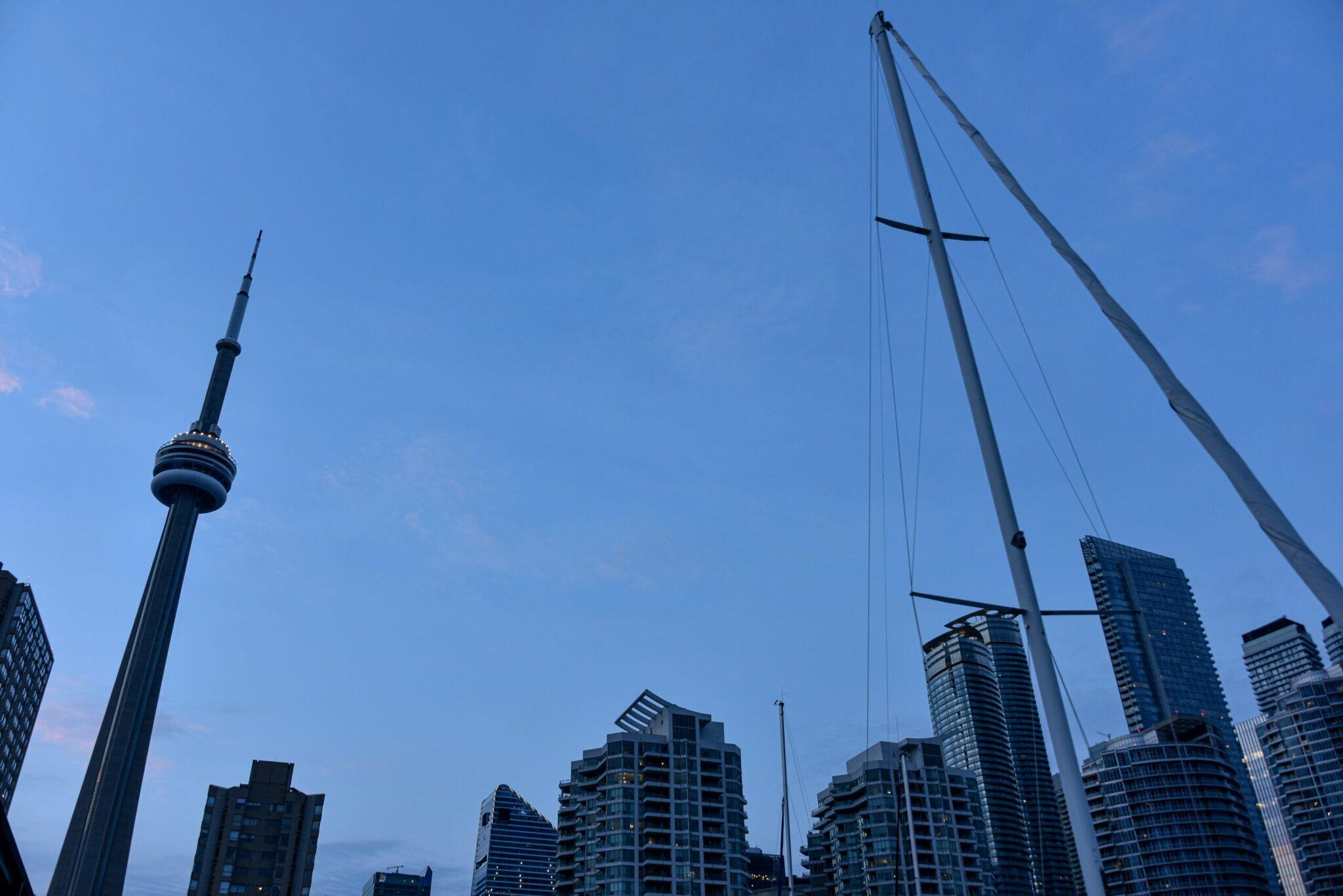 Vista panoramica sui grattacieli e la Torre CN di una metropoli nordamericana sotto un cielo azzurro limpido