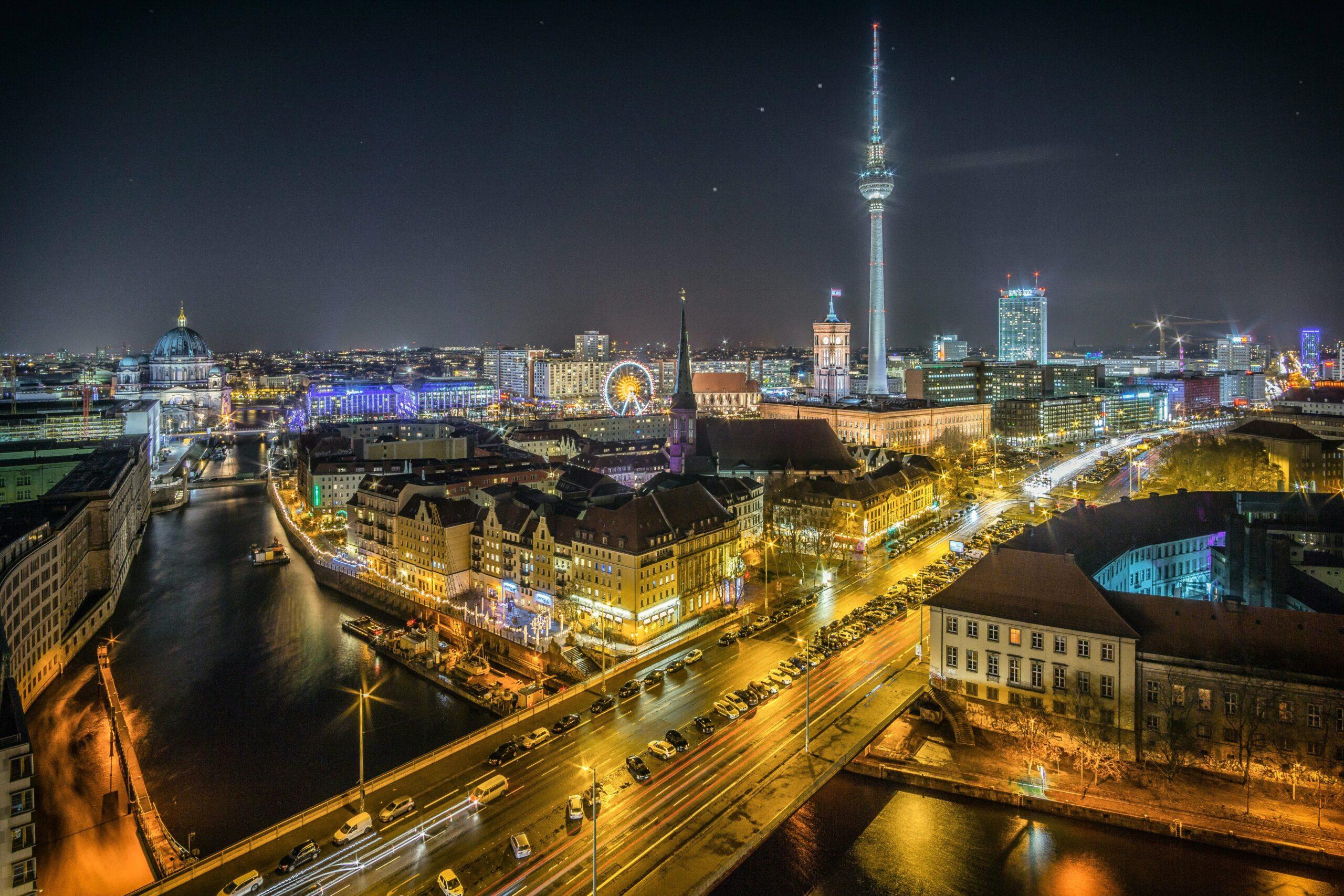 Silvester-Feuerwerk in Berlin über dem Brandenburger Tor und der Menschenmenge auf der Straße des 17. Juni