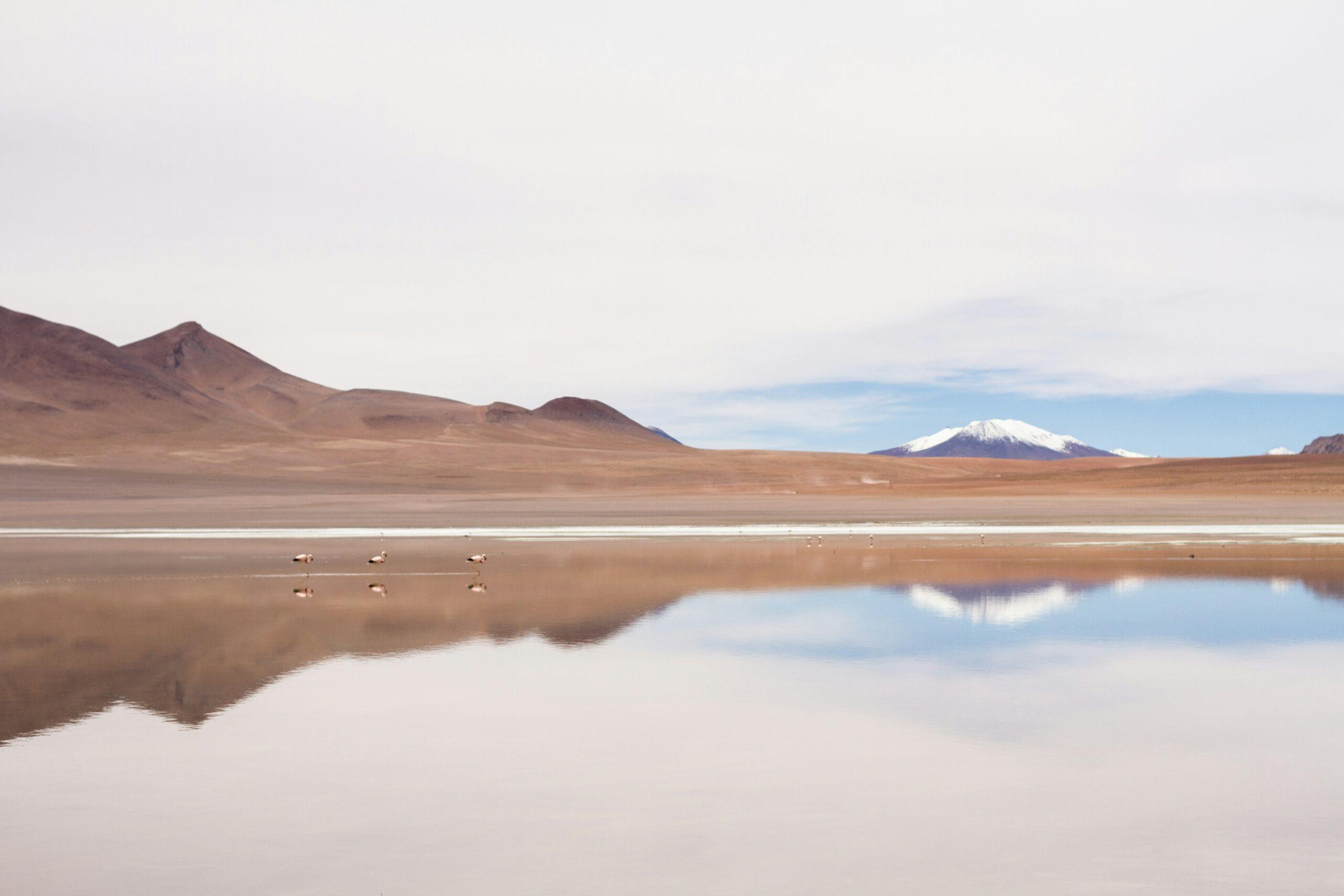 Spektakulärer Spiegeleffekt des Salar de Uyuni in der Regenzeit, Wolken und Himmel spiegeln sich in einer hauchdünnen Wasserschicht
