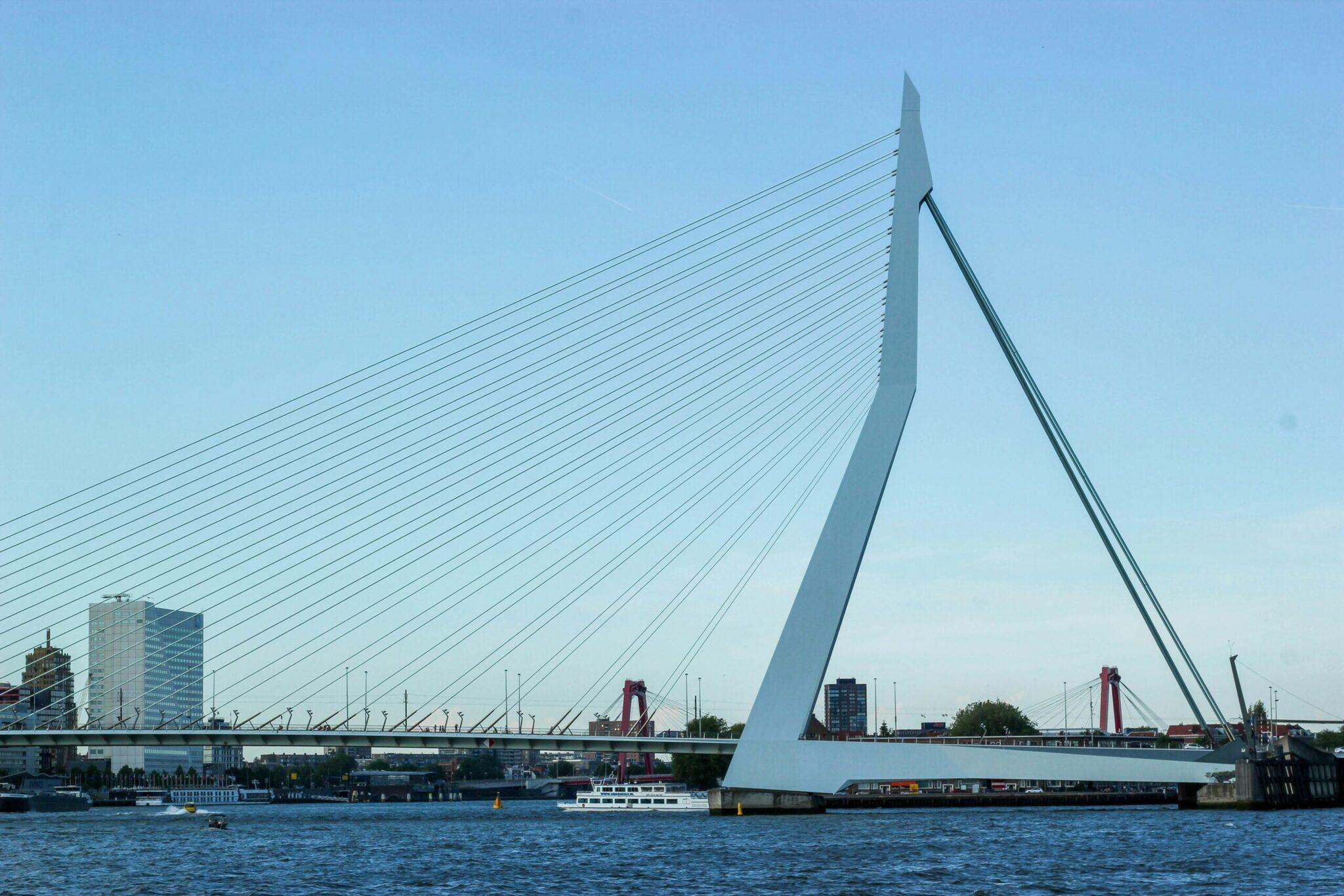 Moderne weiße Hängebrücke über einen städtischen Fluss bei klarem Wetter