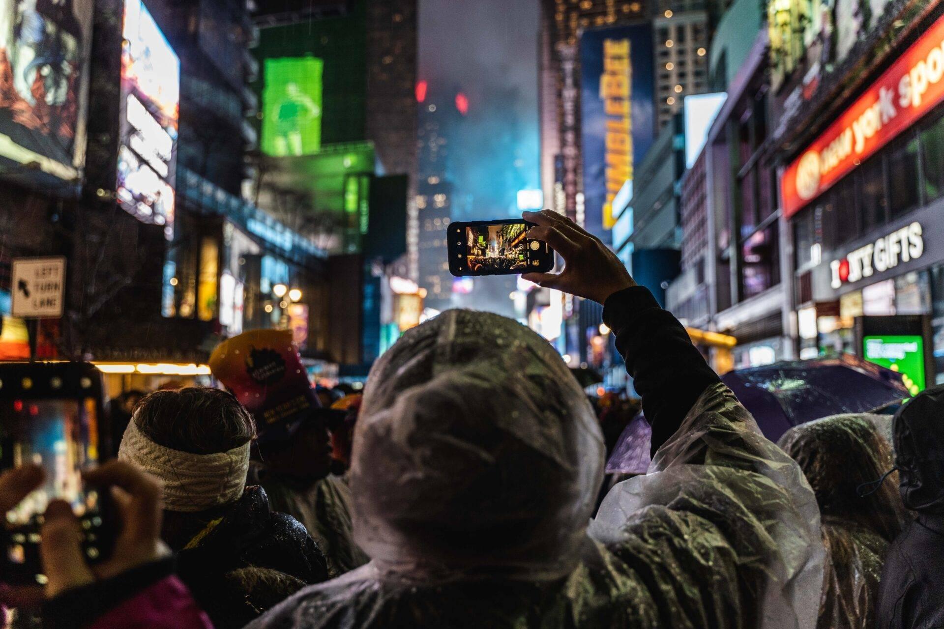 La sfera luminosa di Times Square circondata da una folla in festa durante il conto alla rovescia di Capodanno a New York