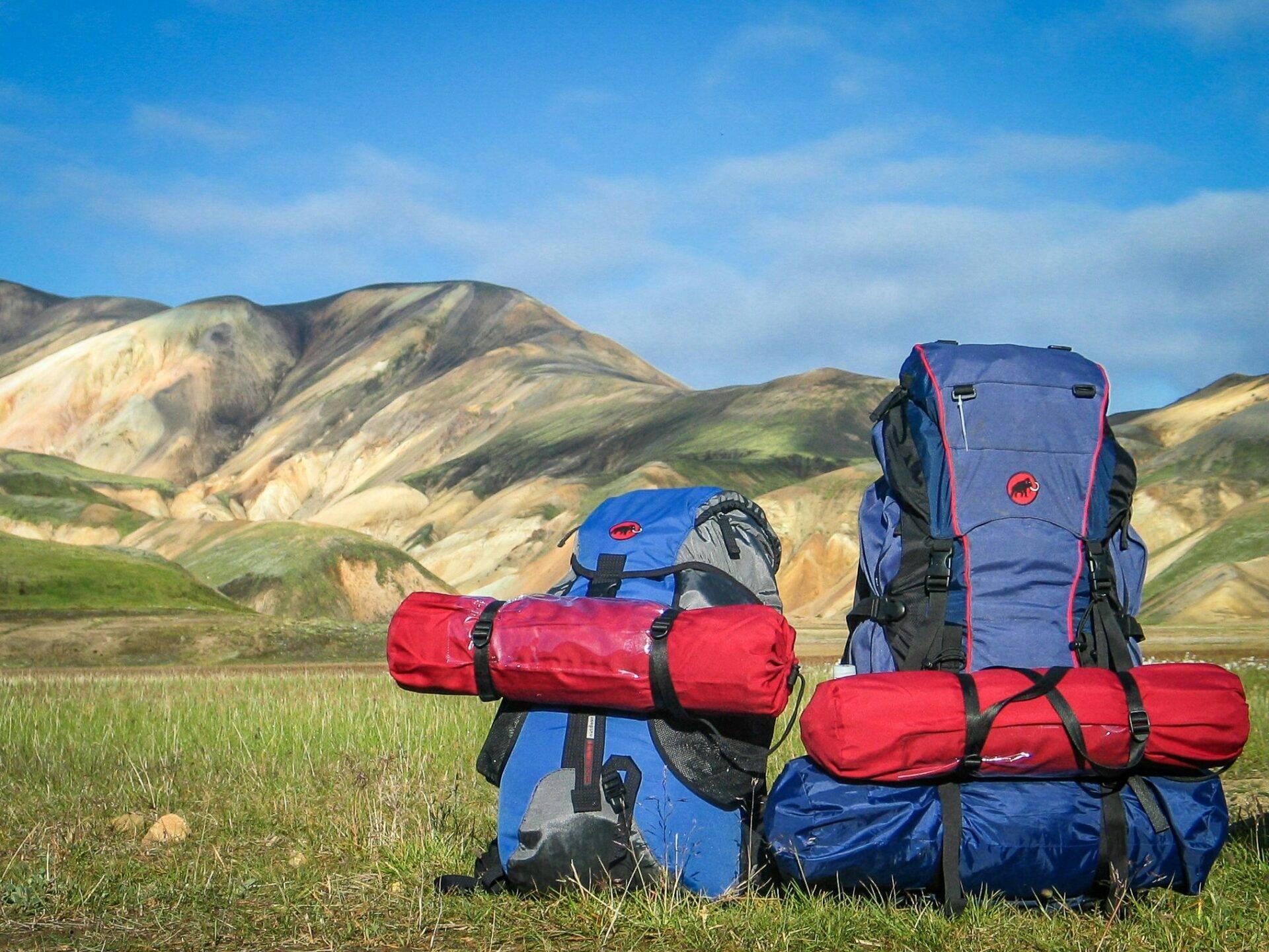 Confronto tra diversi zaini da viaggio di taglie differenti, dallo zaino da giornata al grande zaino da trekking