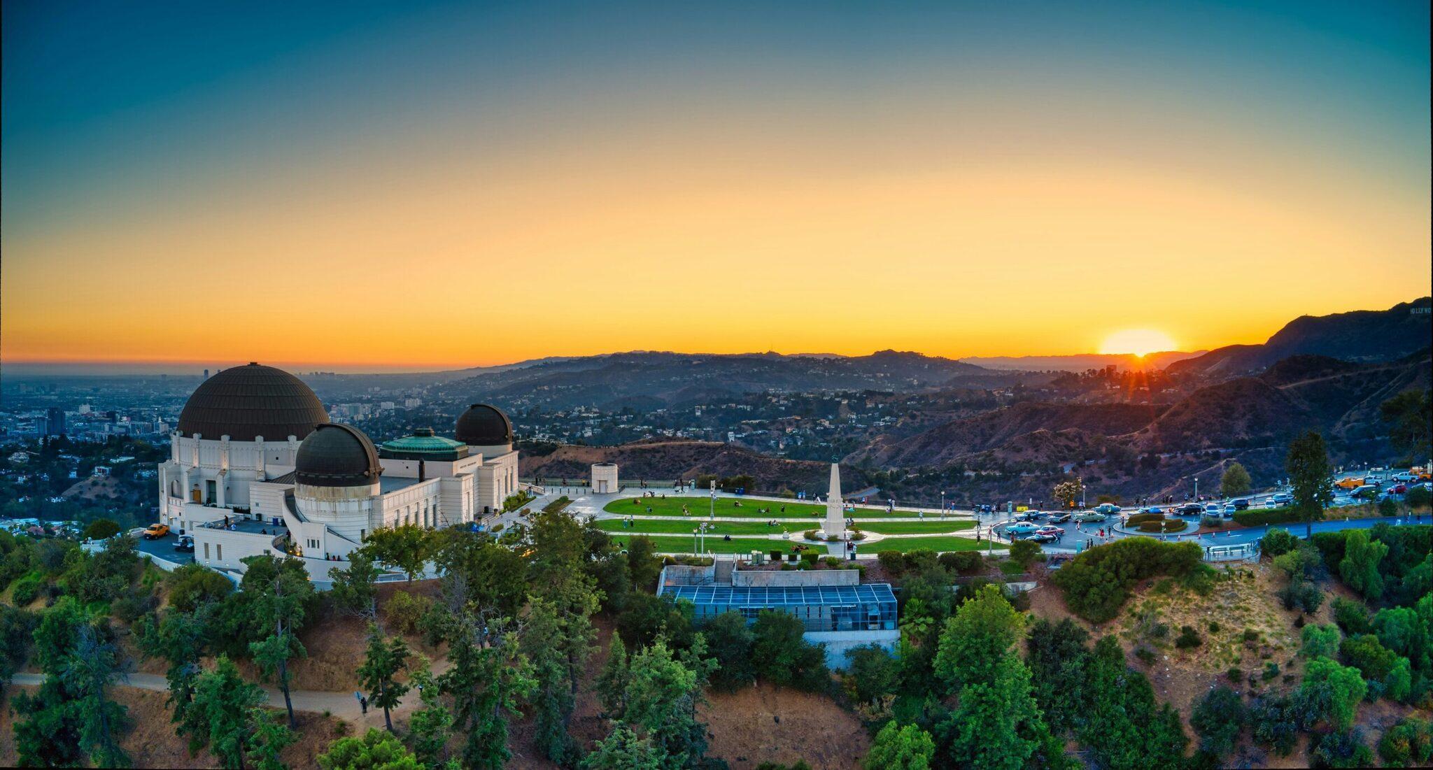 El Observatorio Griffith al atardecer dominando Los Ángeles, con sus cúpulas blancas y la ciudad extendida a sus pies
