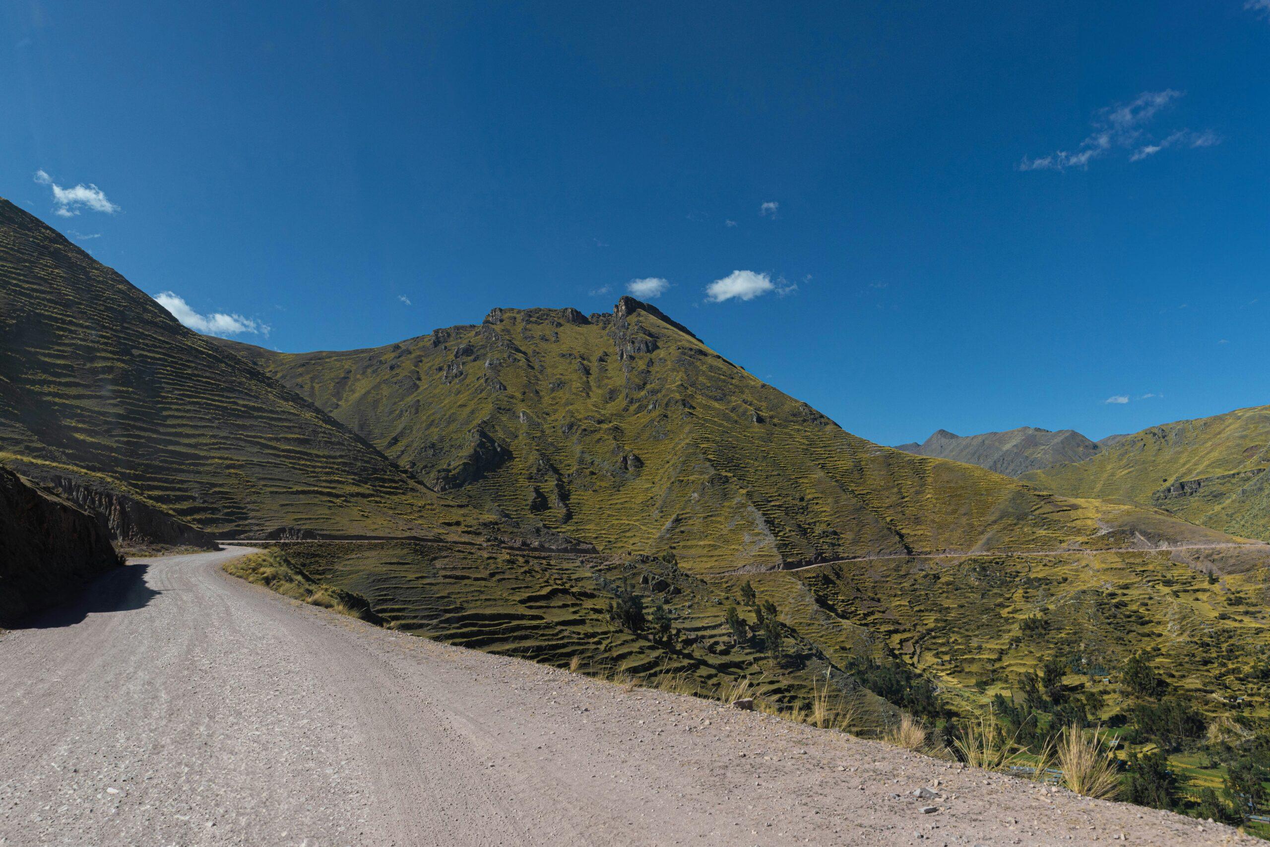 Randonneurs sur le Chemin de l’Inca serpentant dans les Andes péruviennes en direction du Machu Picchu