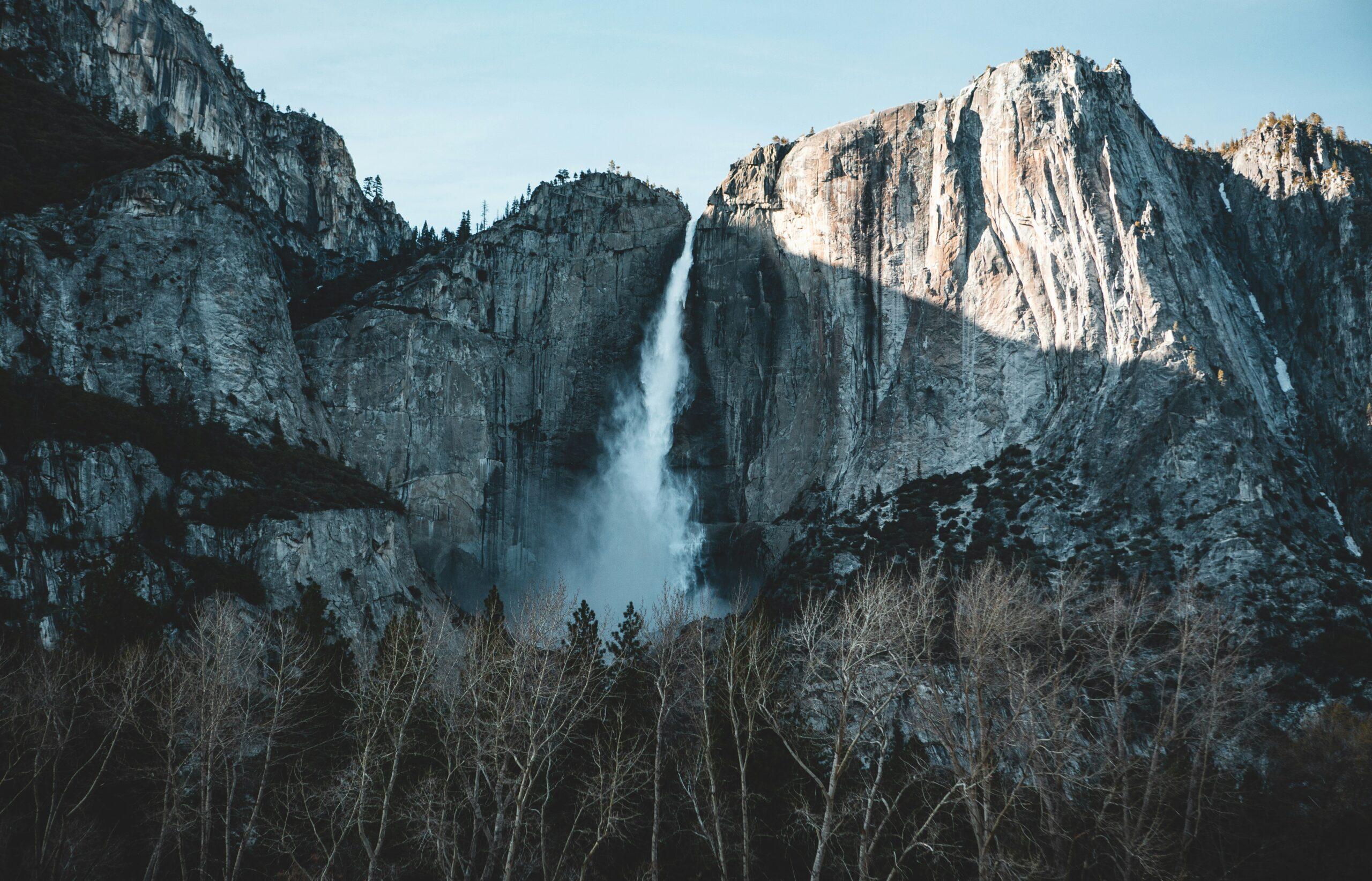 Yosemite Falls, una de las cascadas más altas de América del Norte, rodeada de pinos y paredes rocosas