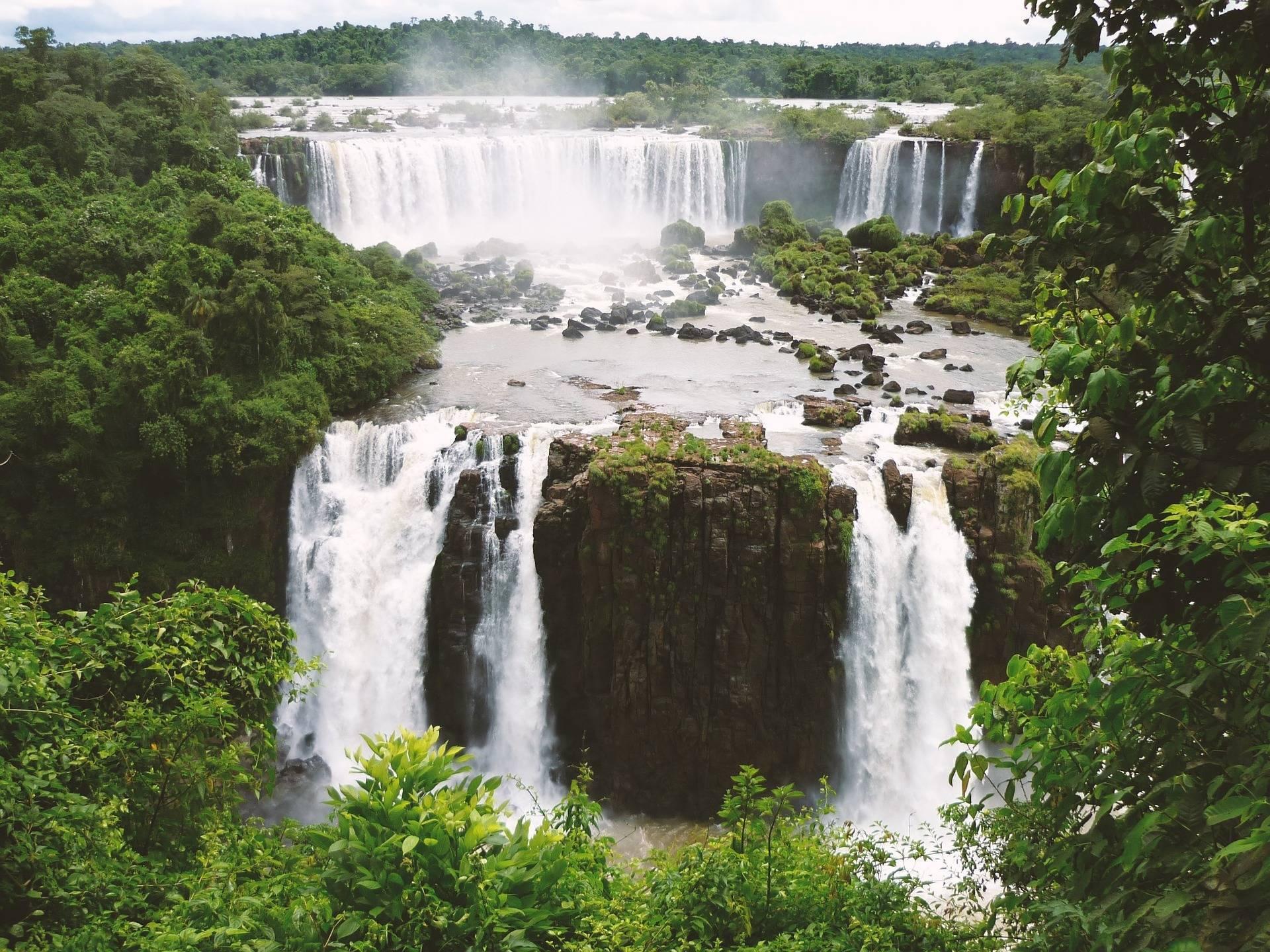 Le spettacolari cascate di Iguazú incorniciate da una lussureggiante foresta tropicale