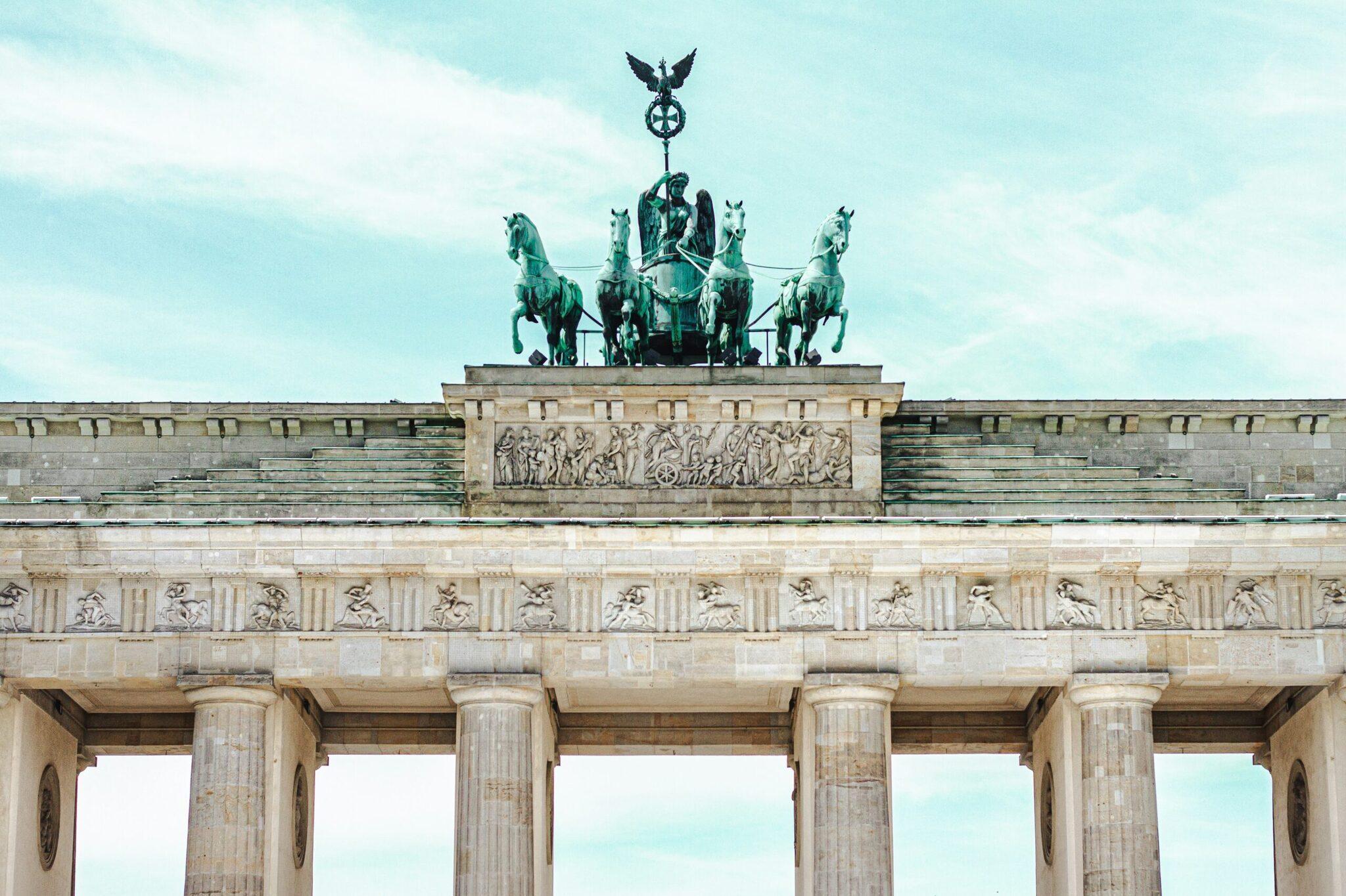 La Puerta de Brandeburgo en Berlín con sus majestuosas columnas y el cuadriga de bronce verde coronando la estructura