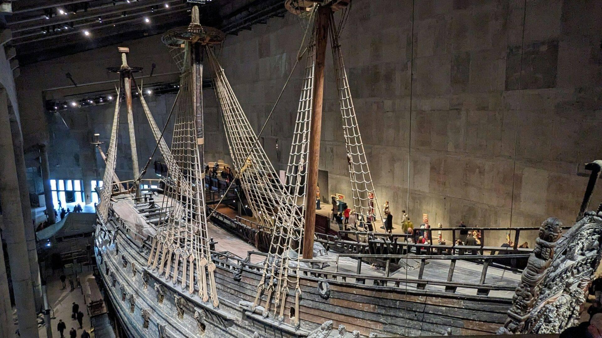 Eine gut erhaltene mittelalterliche Galeere in einem Museum mit intakten Masten, Segeln und Takelage unter Museumsbeleuchtung