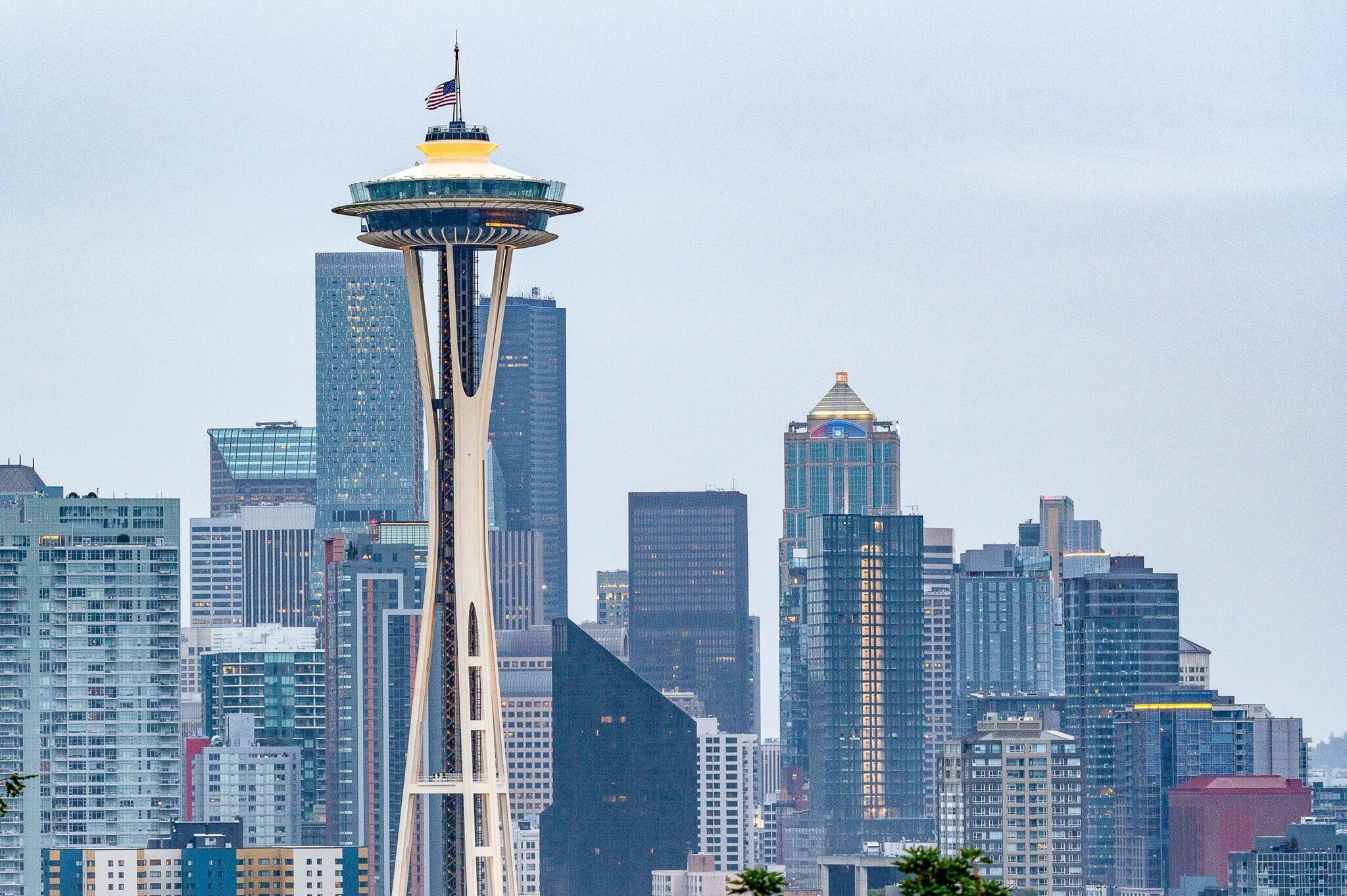 La Space Needle domina el skyline urbano de una gran ciudad americana con sus modernos rascacielos