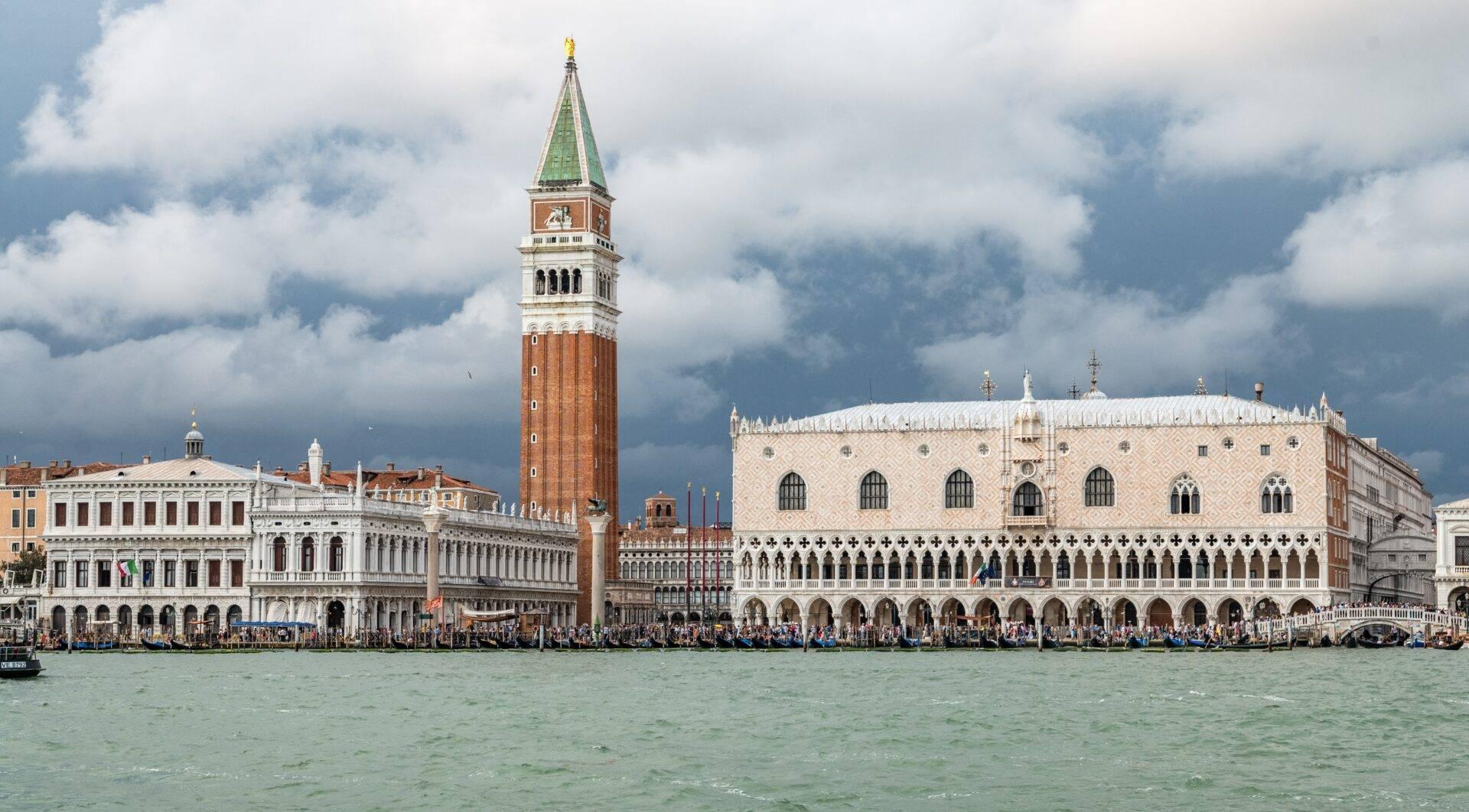 Vista dal Canal Grande sulla Basilica di San Marco e Palazzo Ducale con il Campanile sotto un cielo nuvoloso