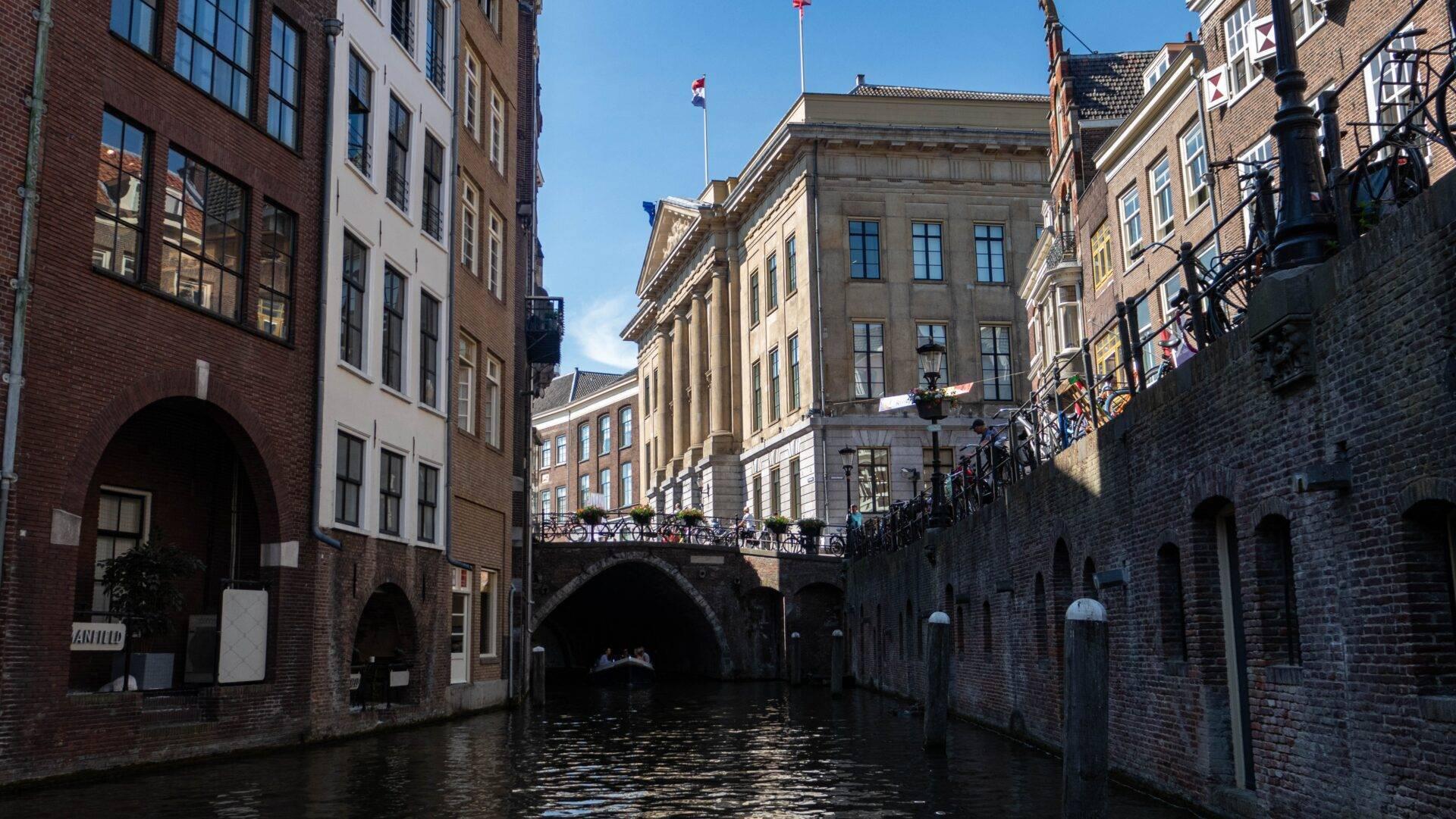 Canal Oudegracht à double niveau avec ses caves-restaurants, Utrecht, Pays-Bas