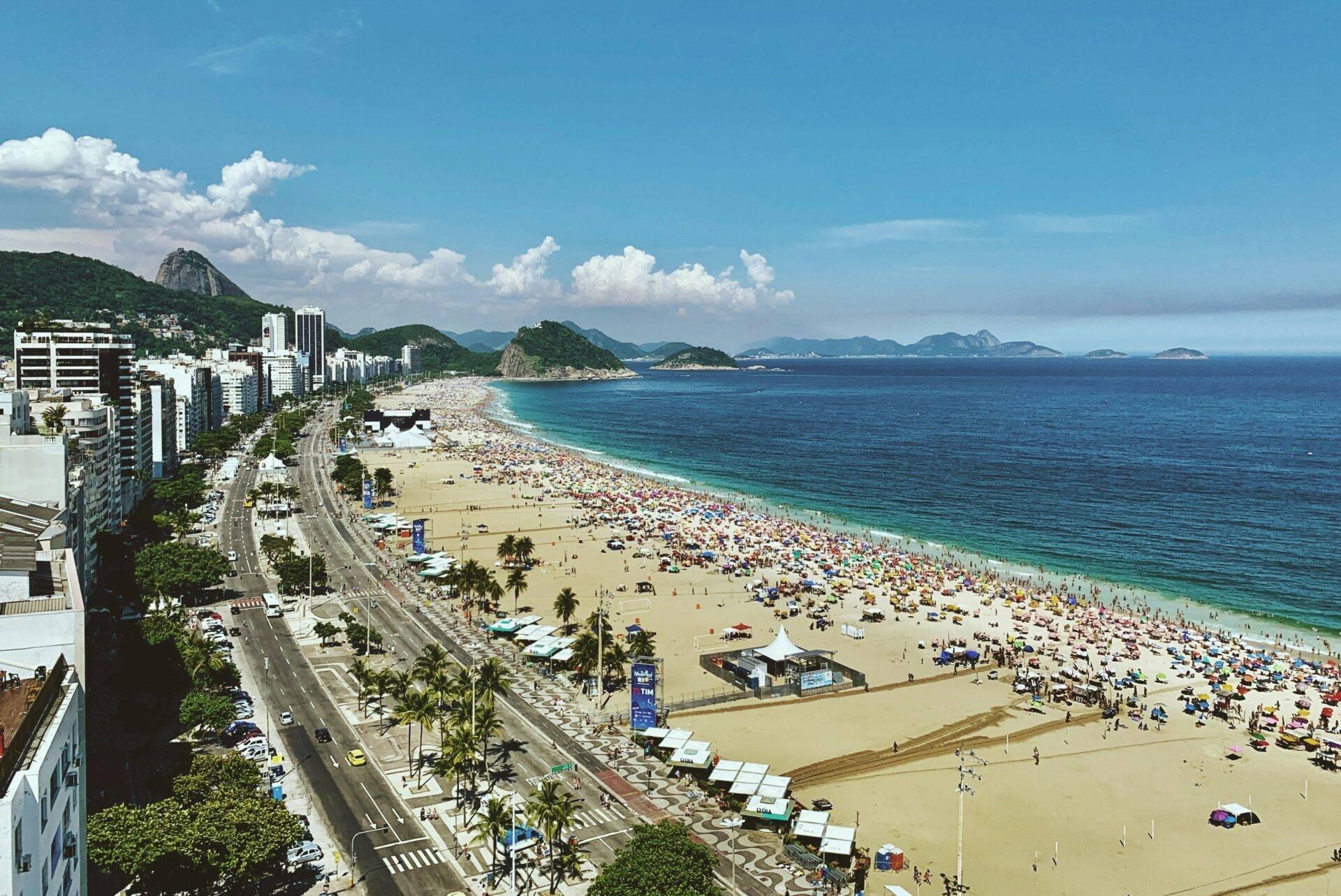 La spiaggia di Copacabana gremita e illuminata dai fuochi d’artificio durante il Capodanno a Rio de Janeiro