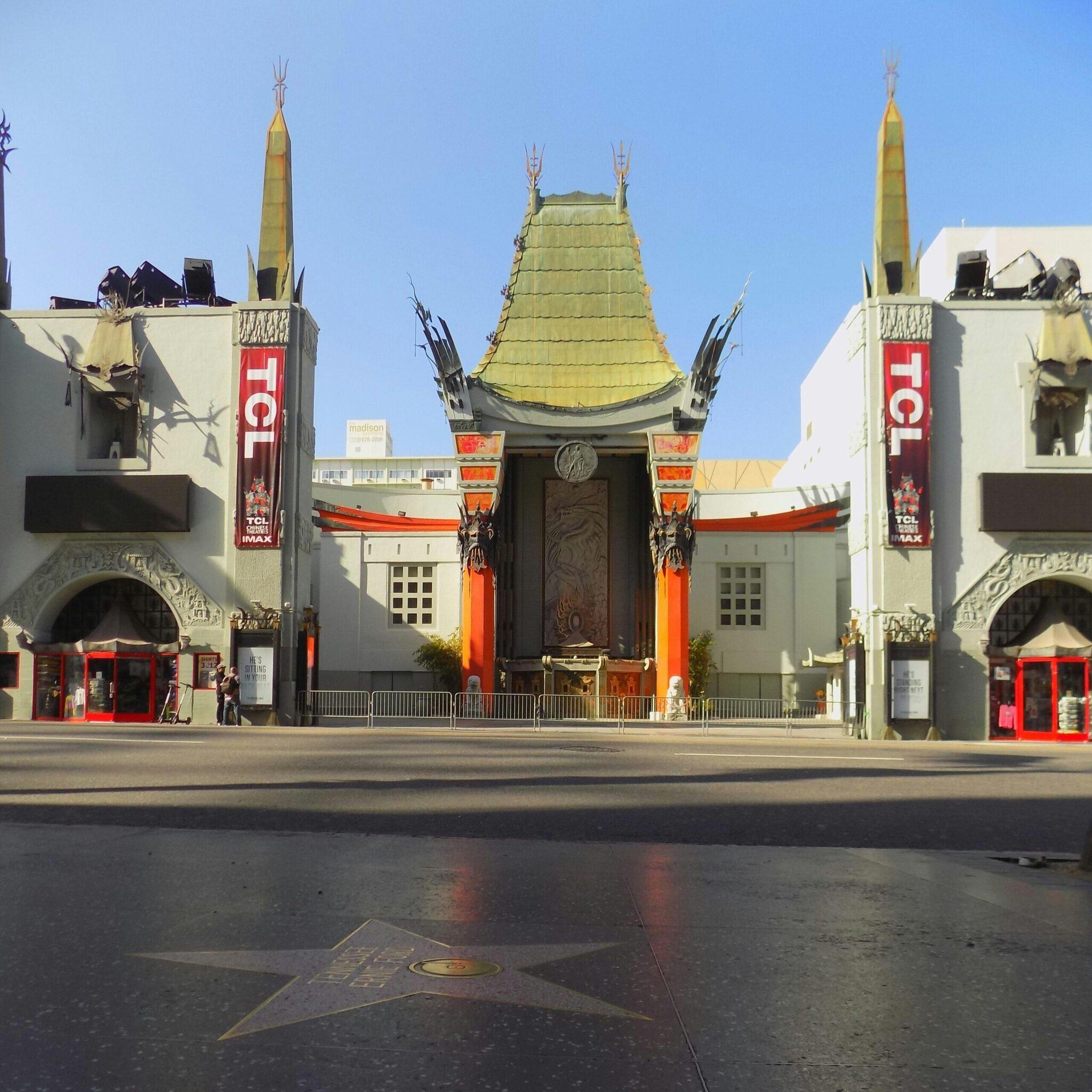 Fachada ornamental de un teatro histórico con pagoda dorada central y banderines rojos en Los Ángeles