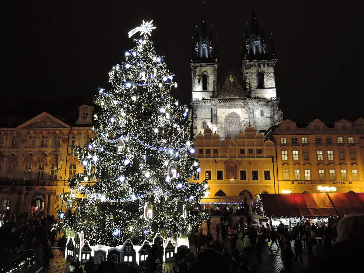 Prag mit Weihnachtsmarkt auf dem Altstädter Ring und gotischen Türmen