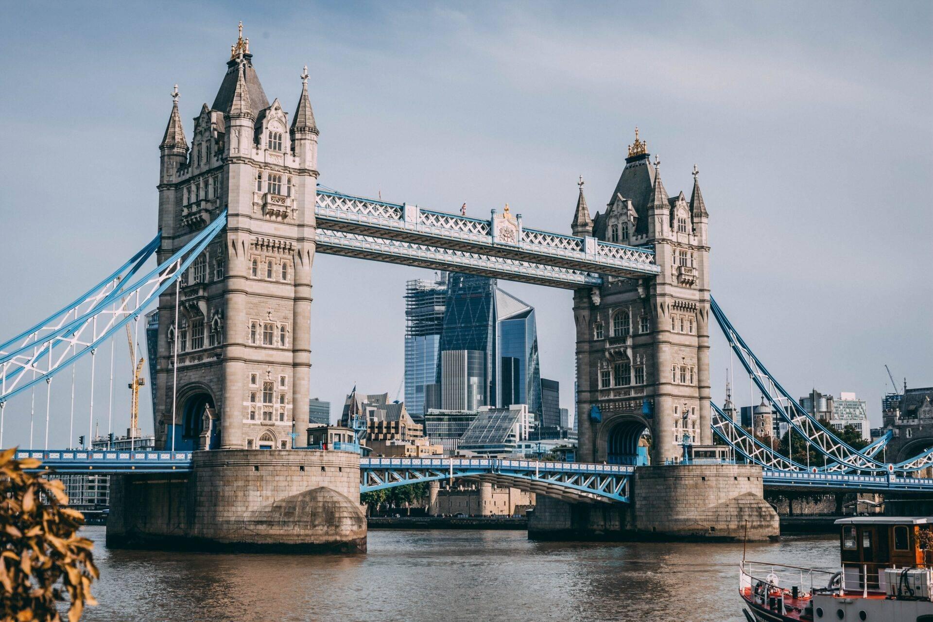 Panorama notturno di Londra sul Tamigi, residenti europei nel Regno Unito post-Brexit