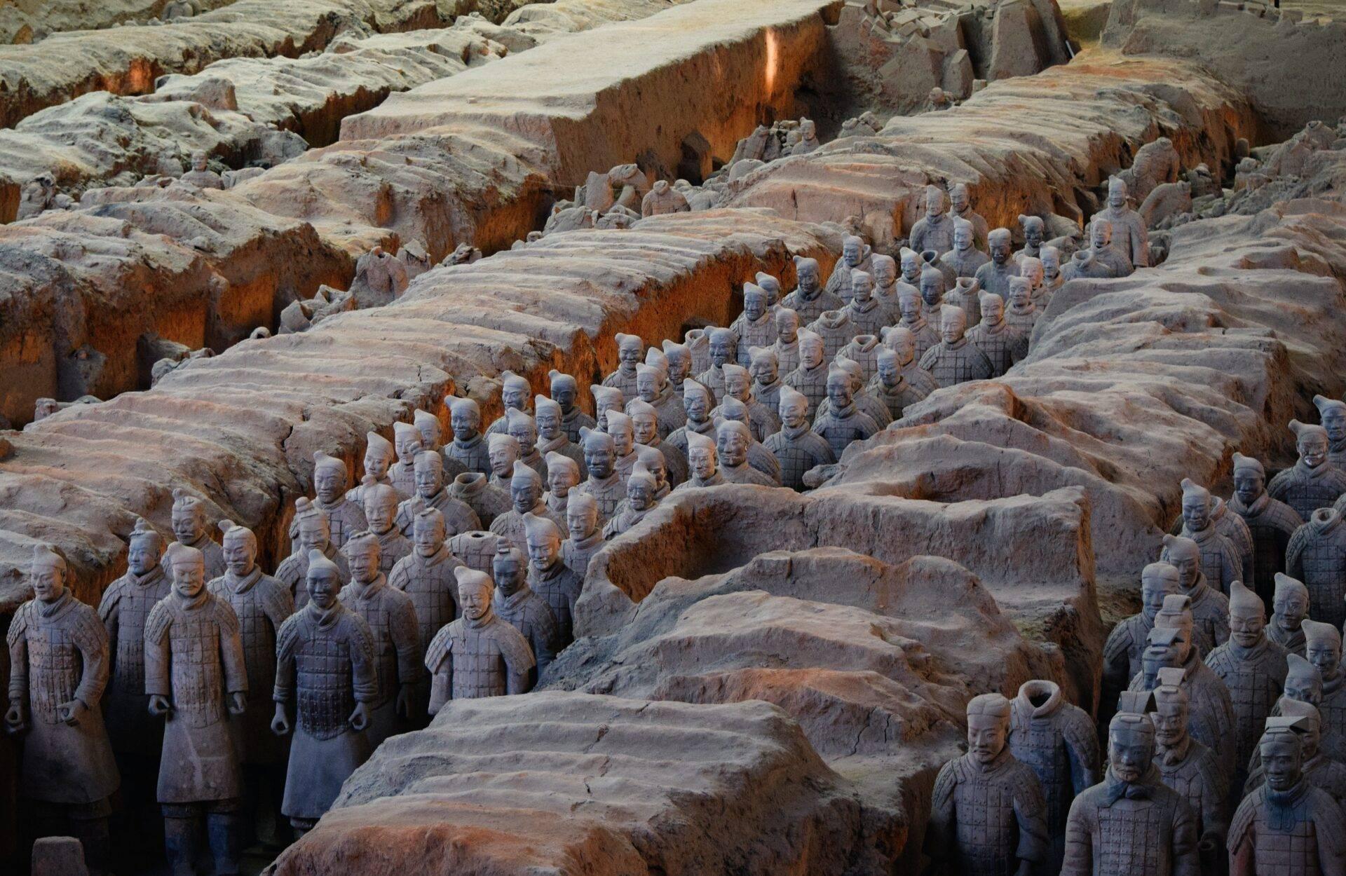 Esercito di terracotta con centinaia di statue di guerrieri allineate in fosse archeologiche
