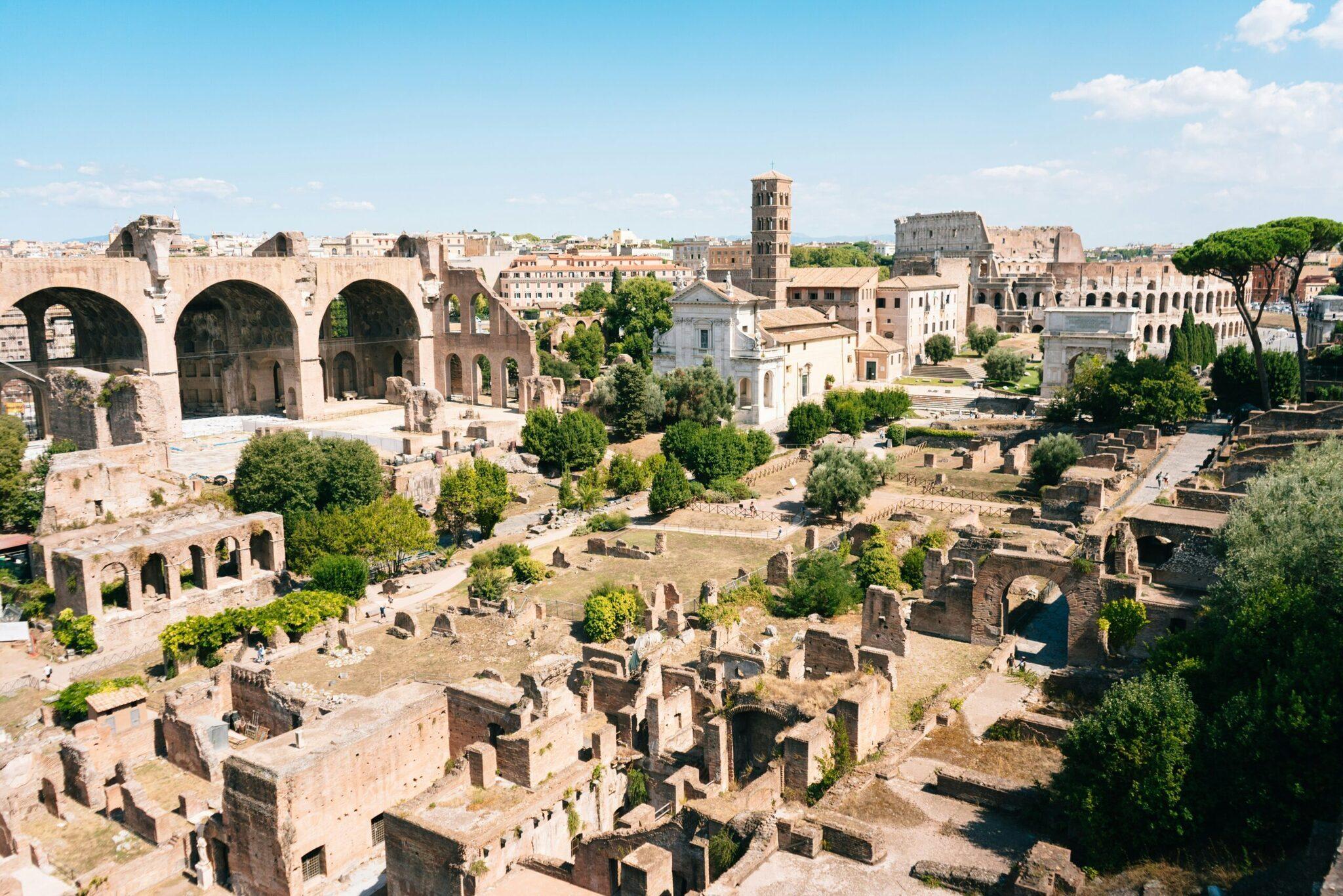 Vista aérea de las ruinas antiguas del Foro Romano con sus columnas, arcos y edificios históricos preservados