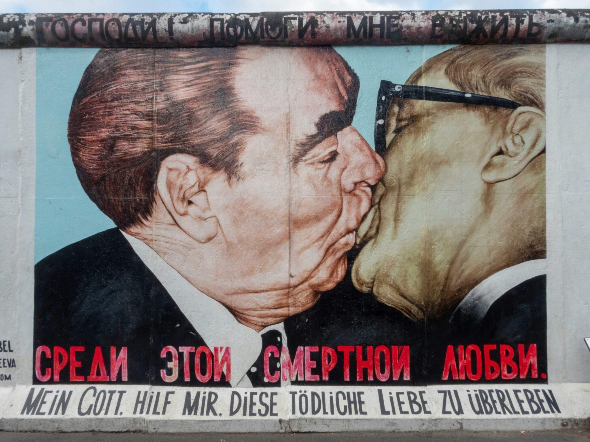 Célebre mural de dos hombres besándose en el Muro de Berlín, icónico símbolo histórico