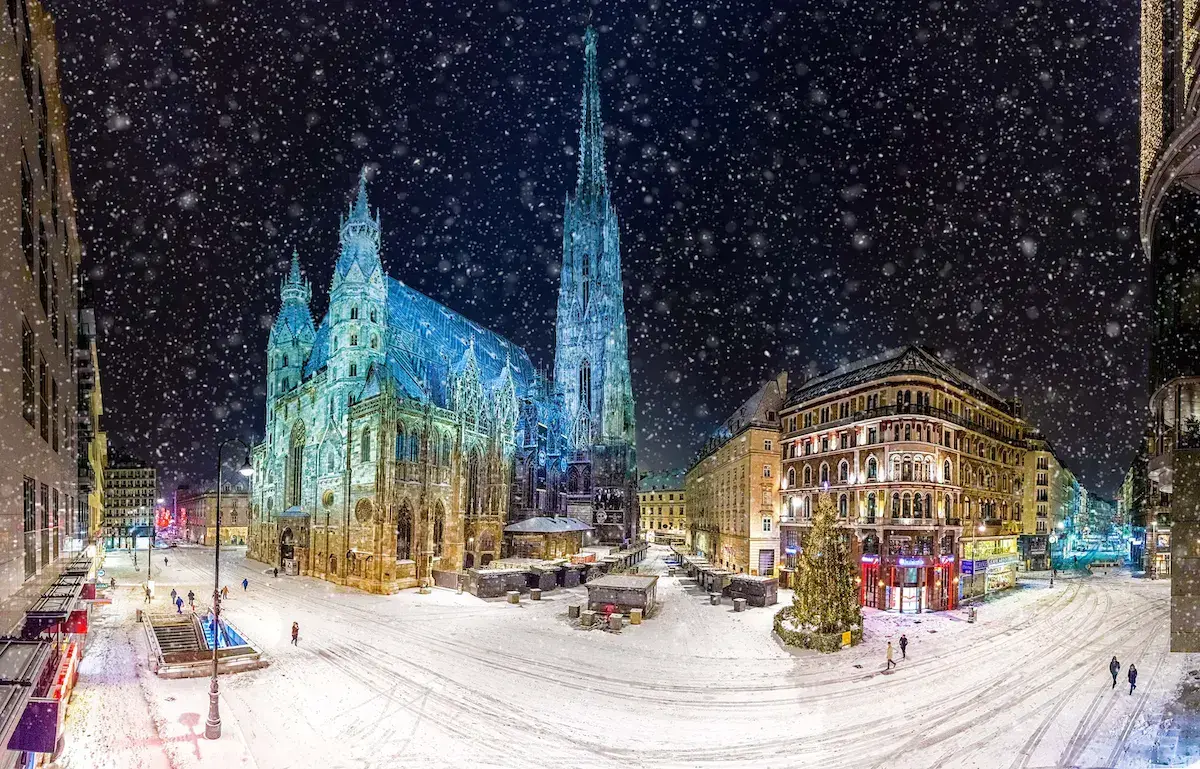 Weihnachtsmarkt mit festlicher Beleuchtung im Winter